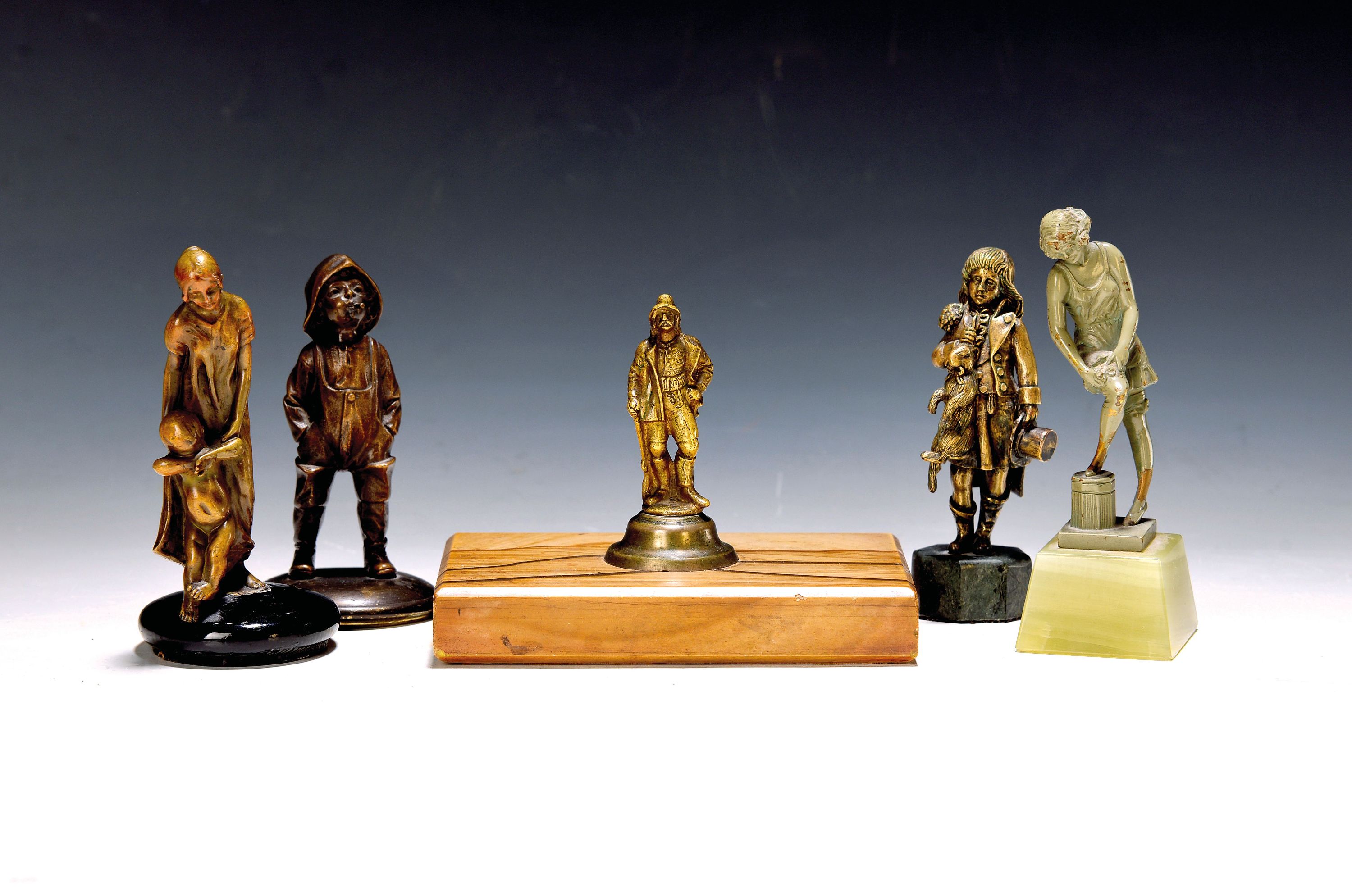 5 Kleinbronzen, deutsch und französisch, um 1910-1930, Wanderer mit Stock, Marmorsockel, Gesamth. ca. 20cm; Mutter mit Kind, Holzsockel, H. ca. ...