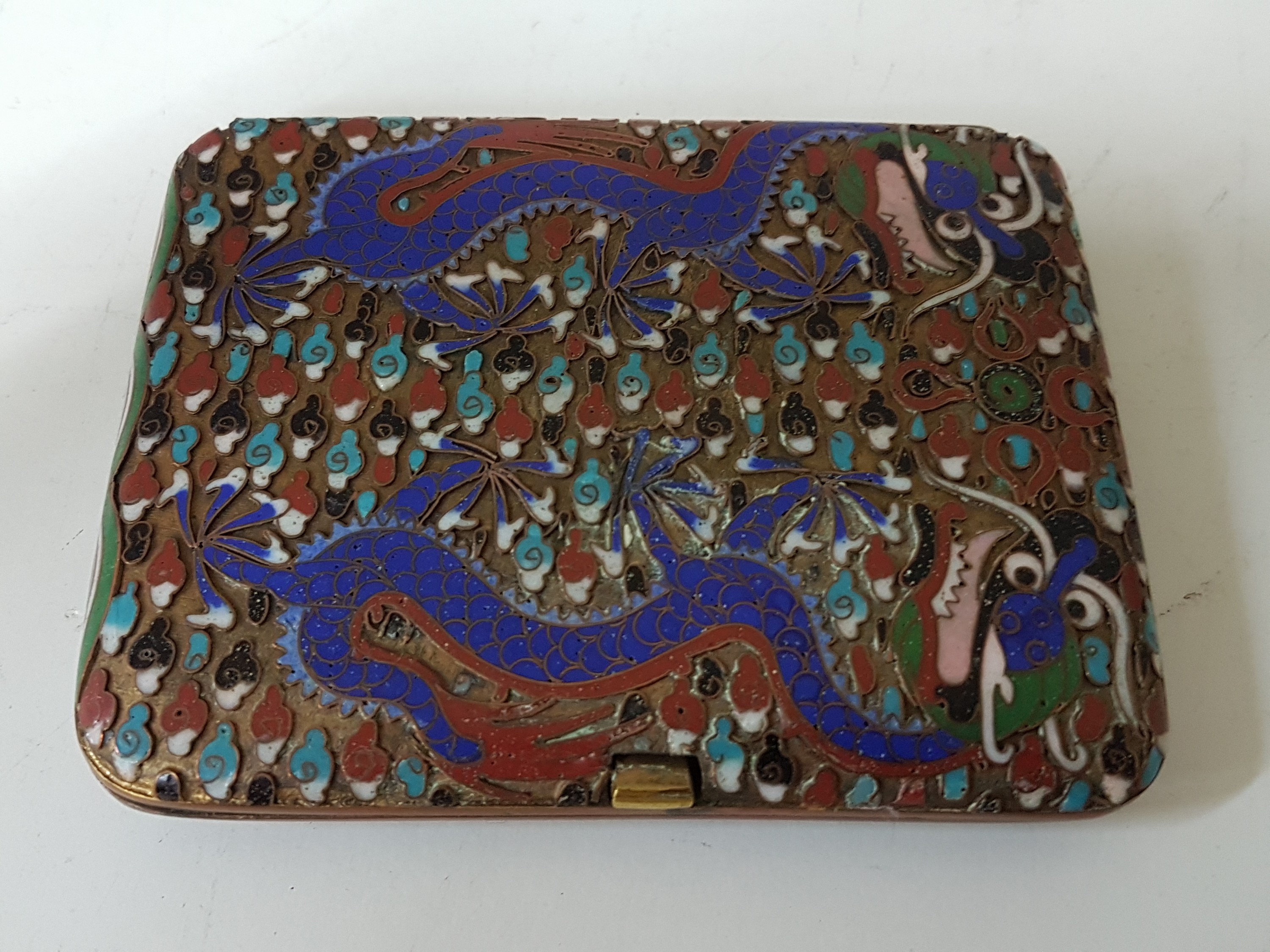 Detail a: Zigarettenetui, China, um 1900, Kupfer, innen vergoldet, außen reich bunt emailliert in Cloisonné-technik mit Relief, Darst. von Drachen, ca. 9x7cm