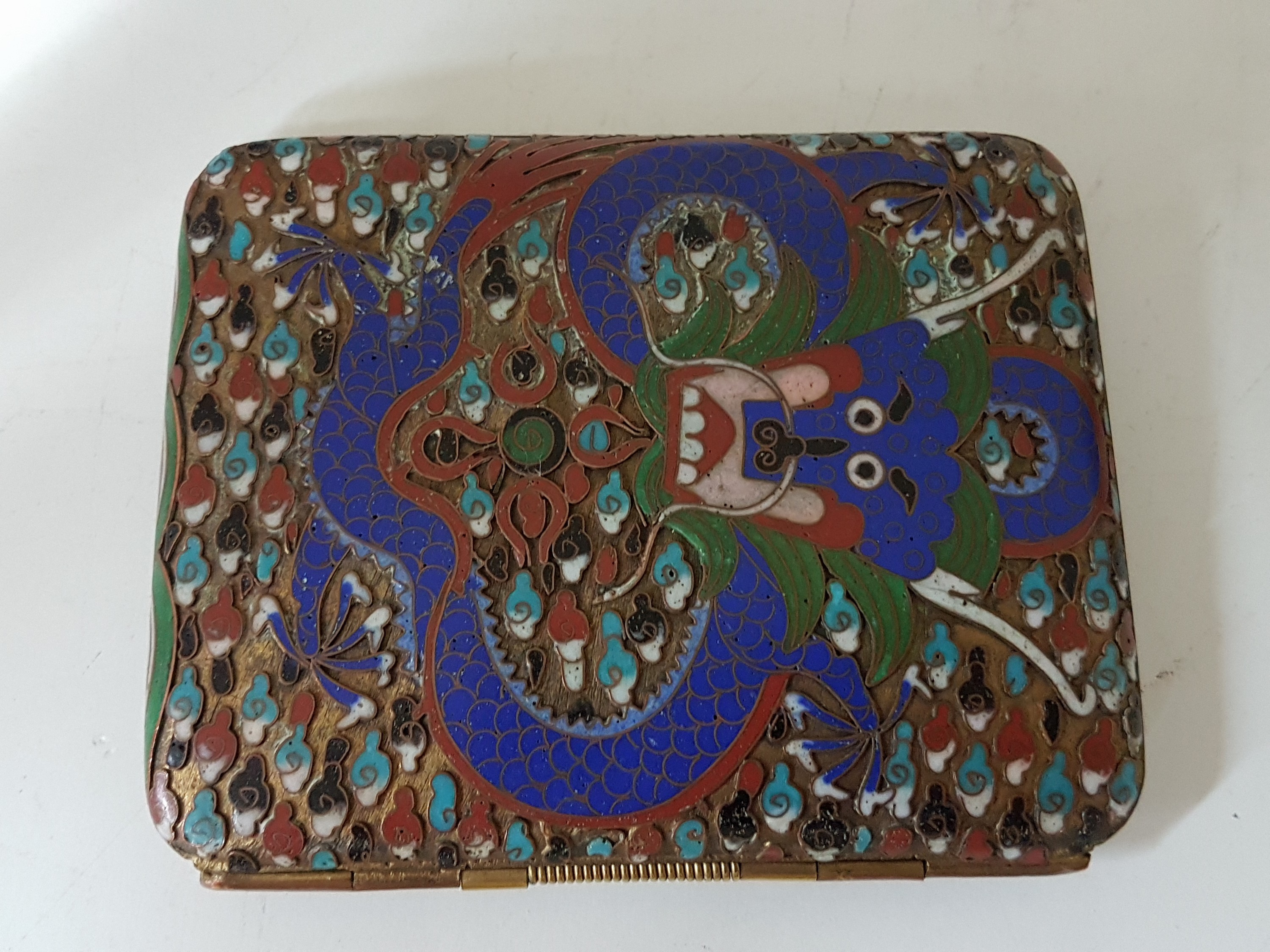 Detail b: Zigarettenetui, China, um 1900, Kupfer, innen vergoldet, außen reich bunt emailliert in Cloisonné-technik mit Relief, Darst. von Drachen, ca. 9x7cm