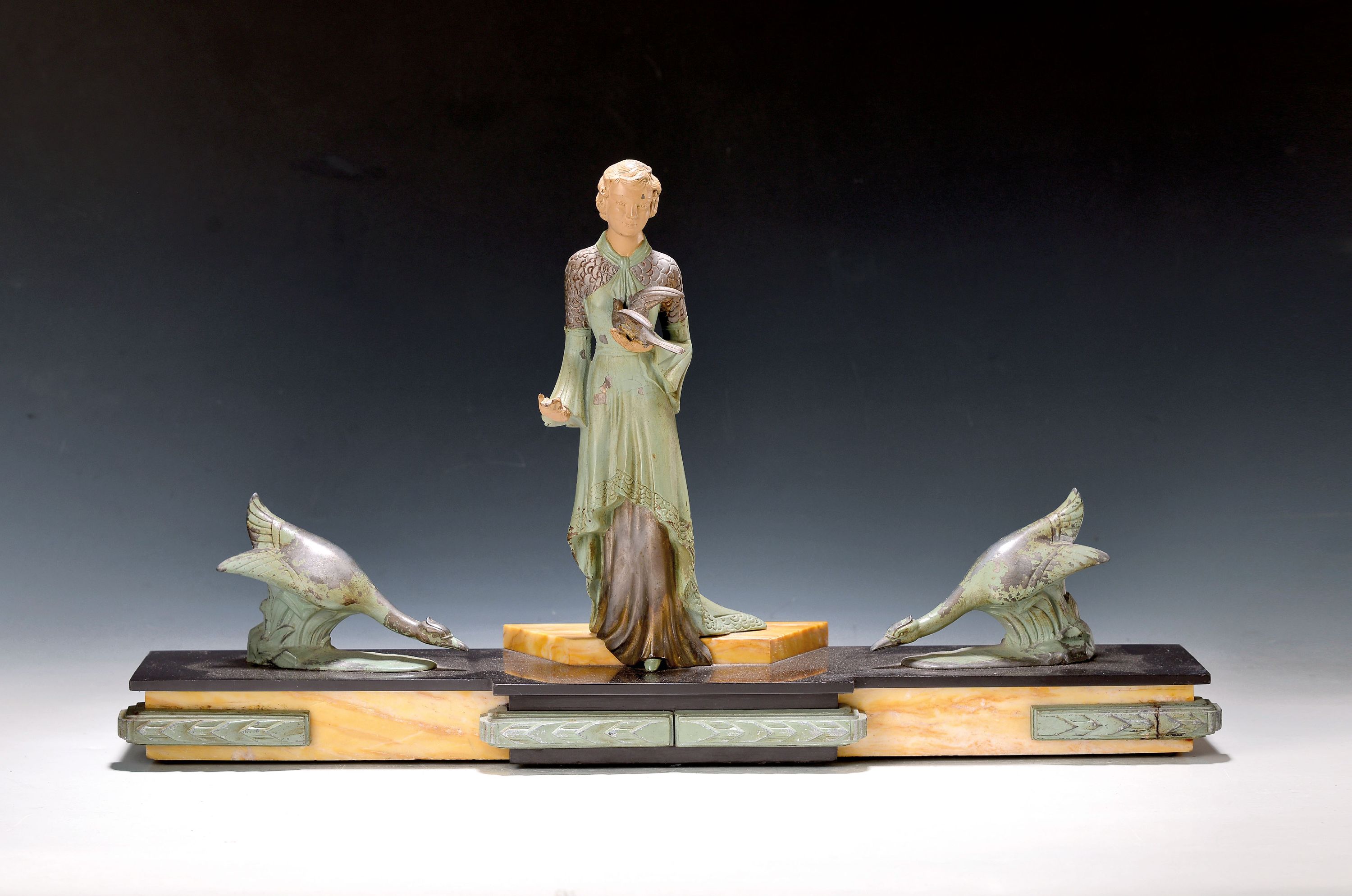 Image 26988022 - Art-Deco Skulptur, Frankreich, um 1930, Marmorsockel, Applikationen und Figuren Metall, ...