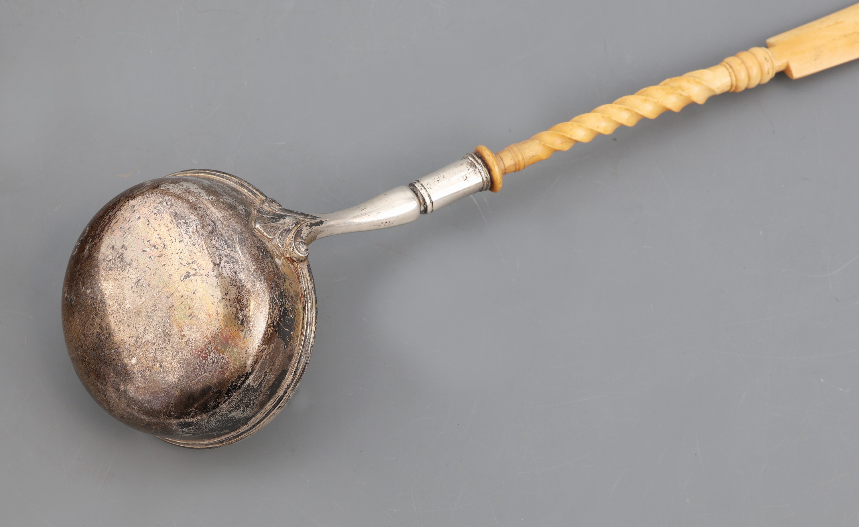 Detail a: Konvolut 3 Vorlegeteile, 1 x gr. Suppenkelle, um 1900, 800er Silber teilverg., Griff gedrechseltes Bein, L. ca. 38 cm, 1 x Kelle, um 1870, 13-Lot ...