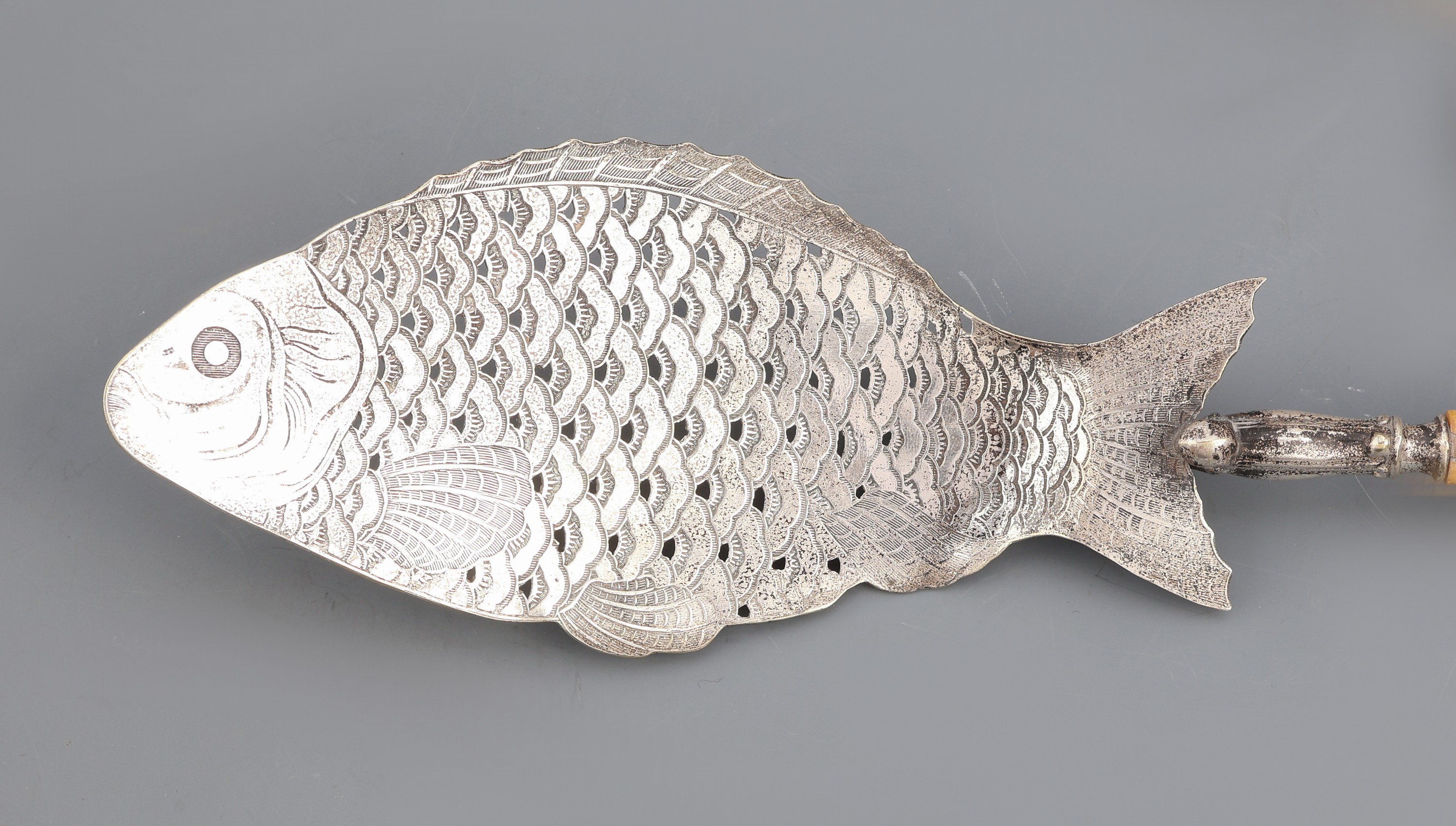 Detail b: Konvolut 3 Vorlegeteile, 1 x gr. Suppenkelle, um 1900, 800er Silber teilverg., Griff gedrechseltes Bein, L. ca. 38 cm, 1 x Kelle, um 1870, 13-Lot ...