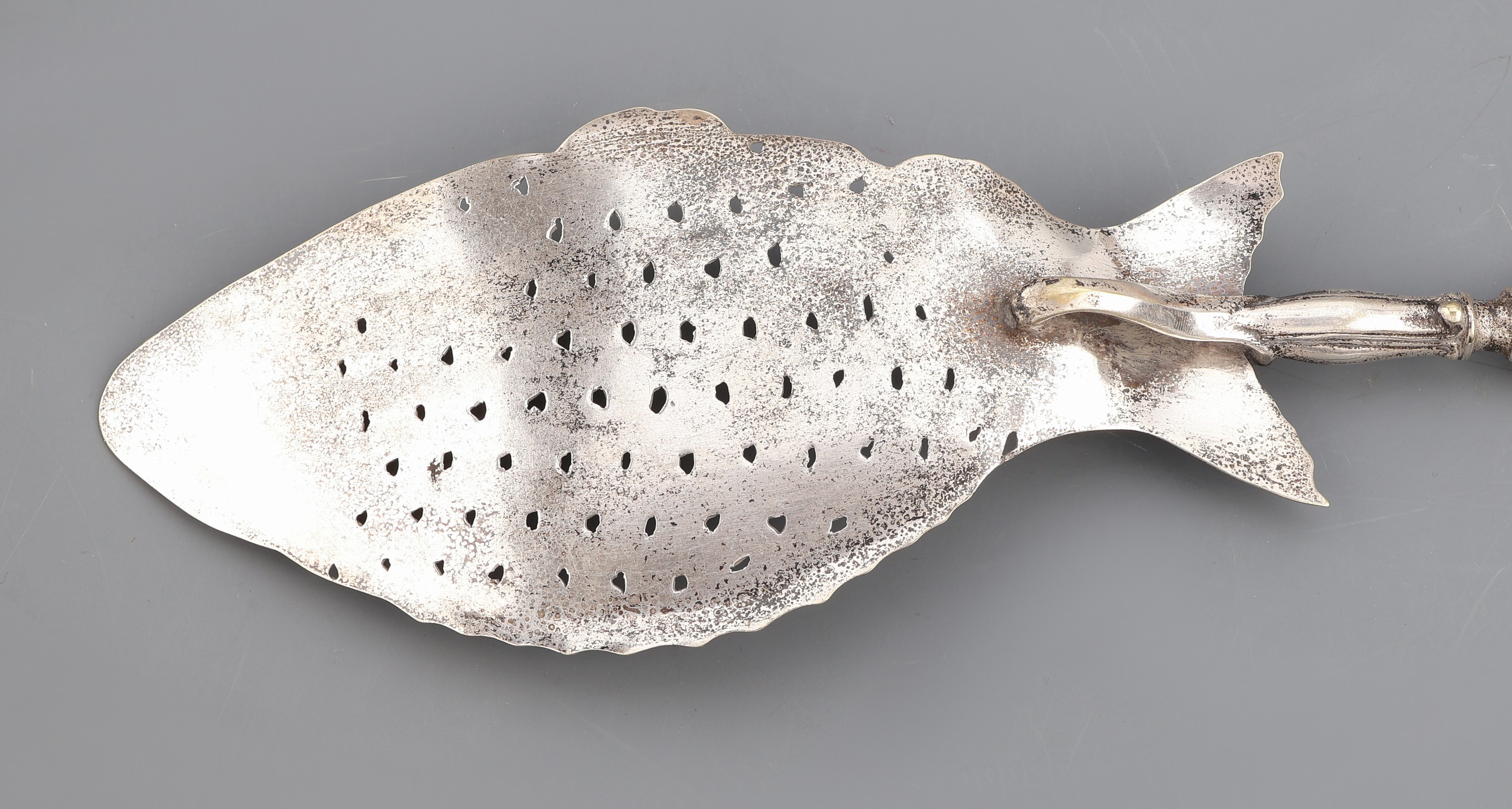 Detail c: Konvolut 3 Vorlegeteile, 1 x gr. Suppenkelle, um 1900, 800er Silber teilverg., Griff gedrechseltes Bein, L. ca. 38 cm, 1 x Kelle, um 1870, 13-Lot ...