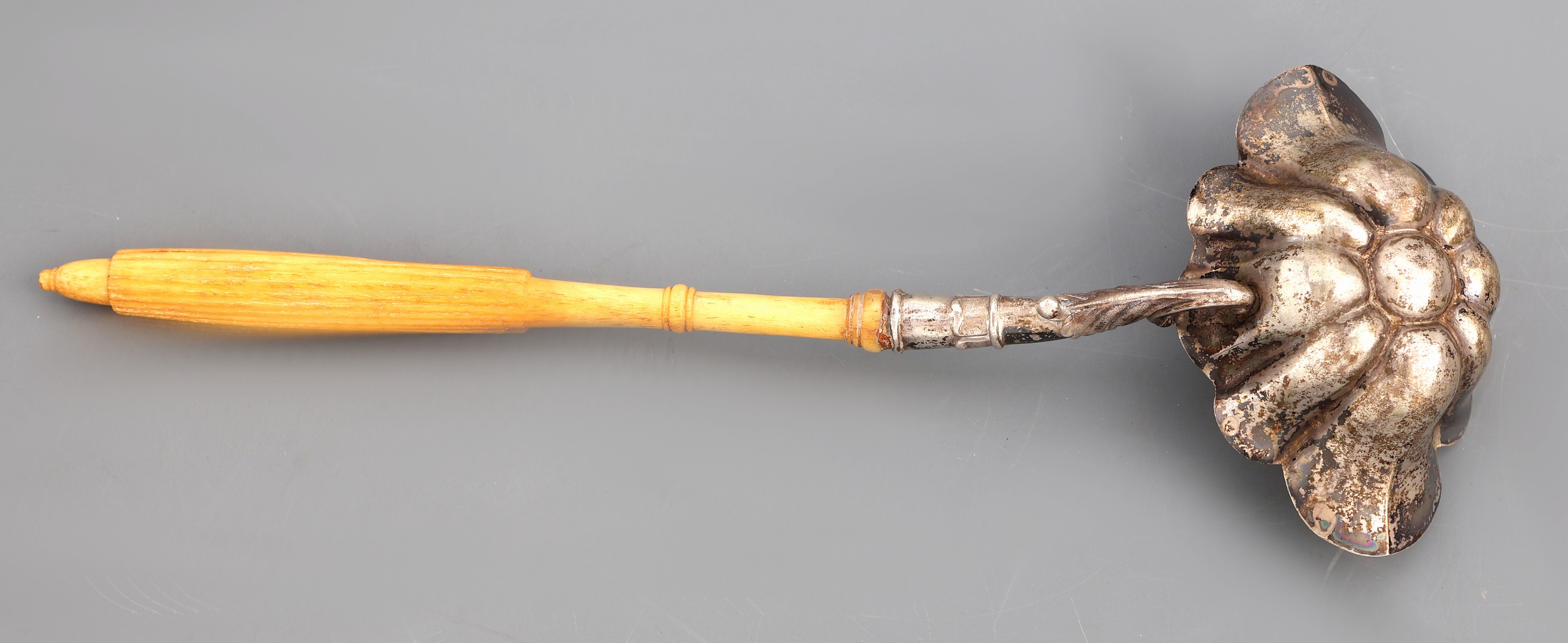 Detail d: Konvolut 3 Vorlegeteile, 1 x gr. Suppenkelle, um 1900, 800er Silber teilverg., Griff gedrechseltes Bein, L. ca. 38 cm, 1 x Kelle, um 1870, 13-Lot ...