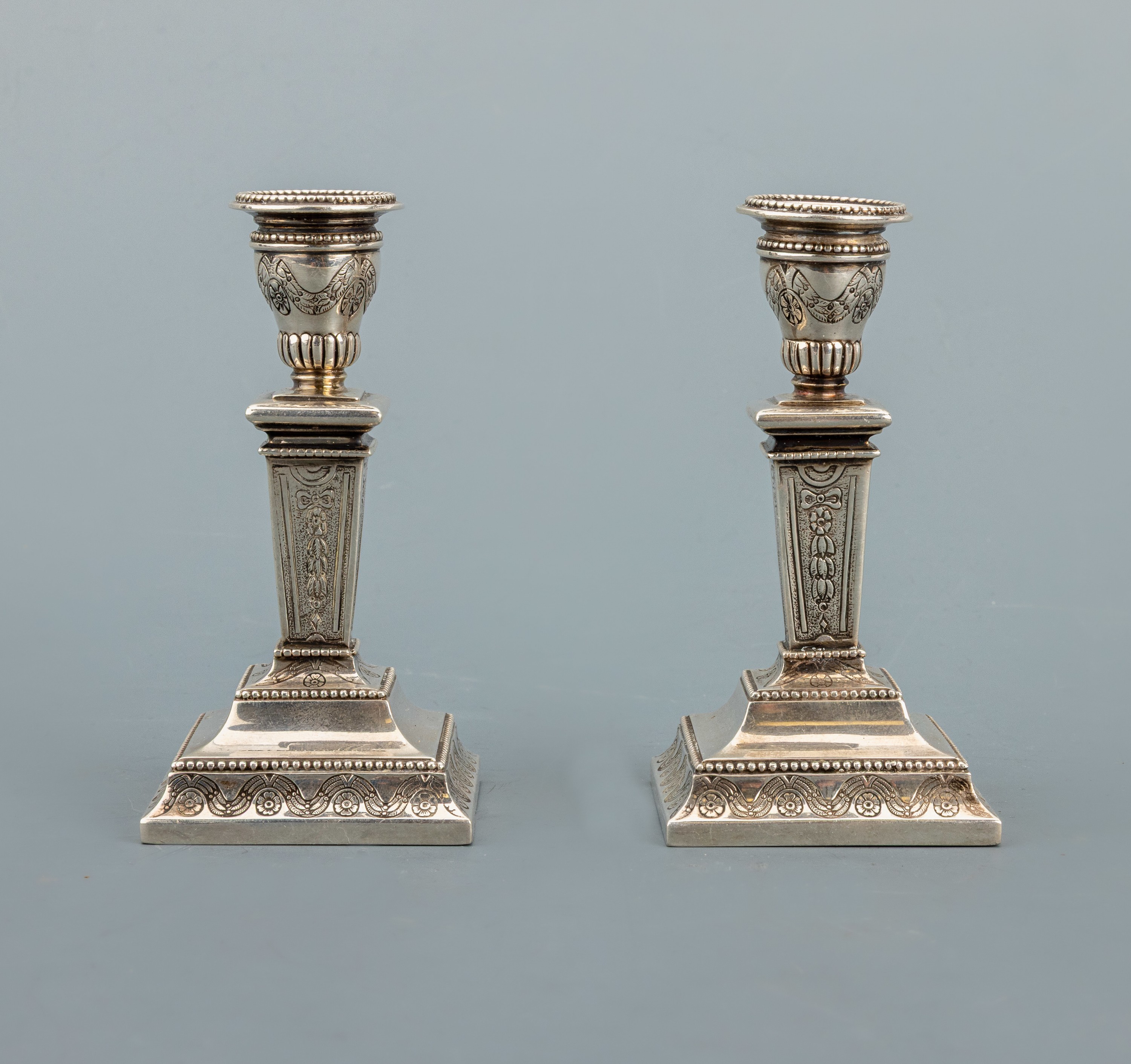 Image 26988077 - Set 2 Kerzenständer, wohl um 1900, 925er Silber, klassizistisches Dekor, säulenartig, ...