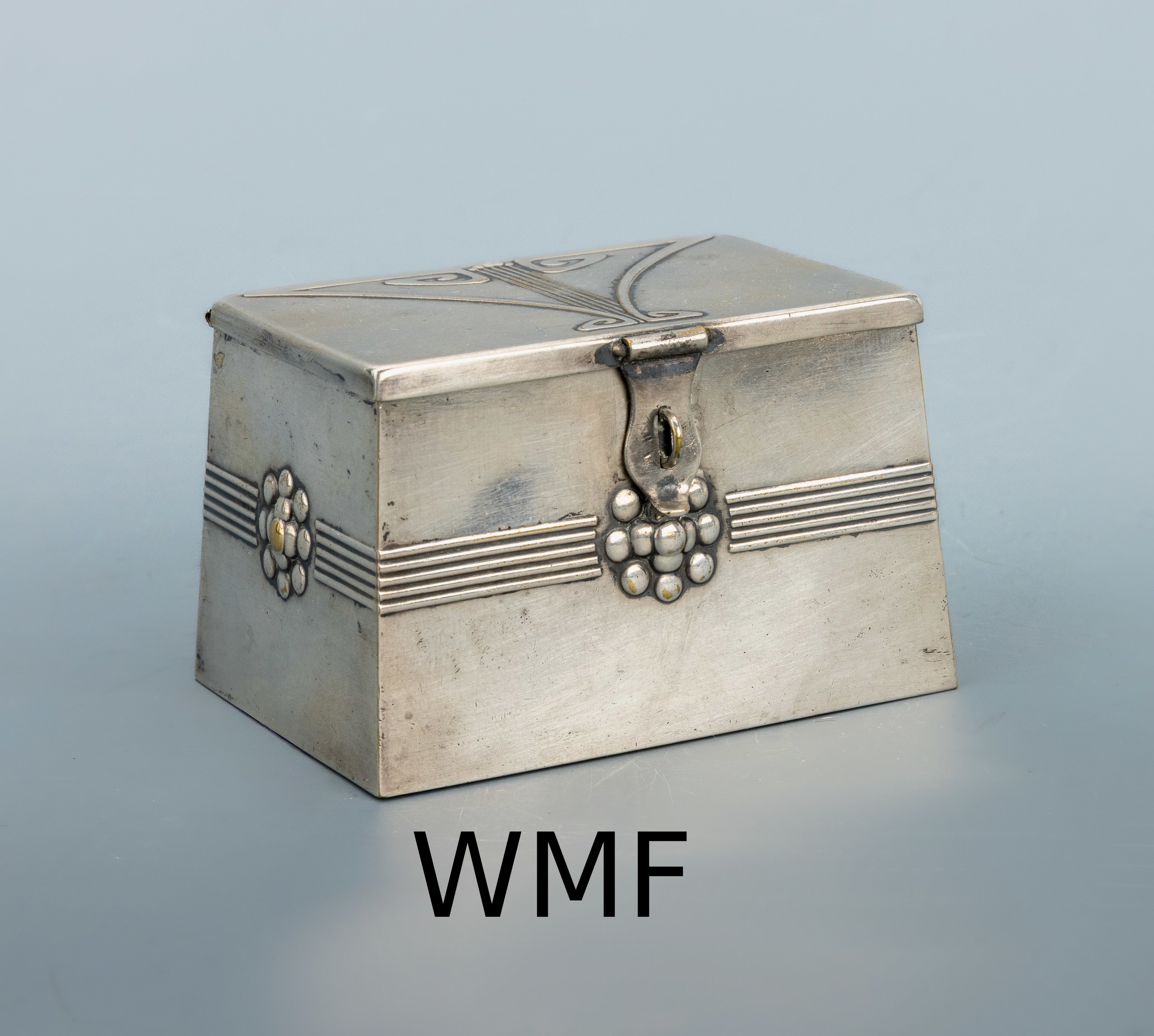 Image 26988079 - WMF Spardose, um 1909-1915, Messing versilbert, Dekor reiner Jugendstil, geometrisch, ...