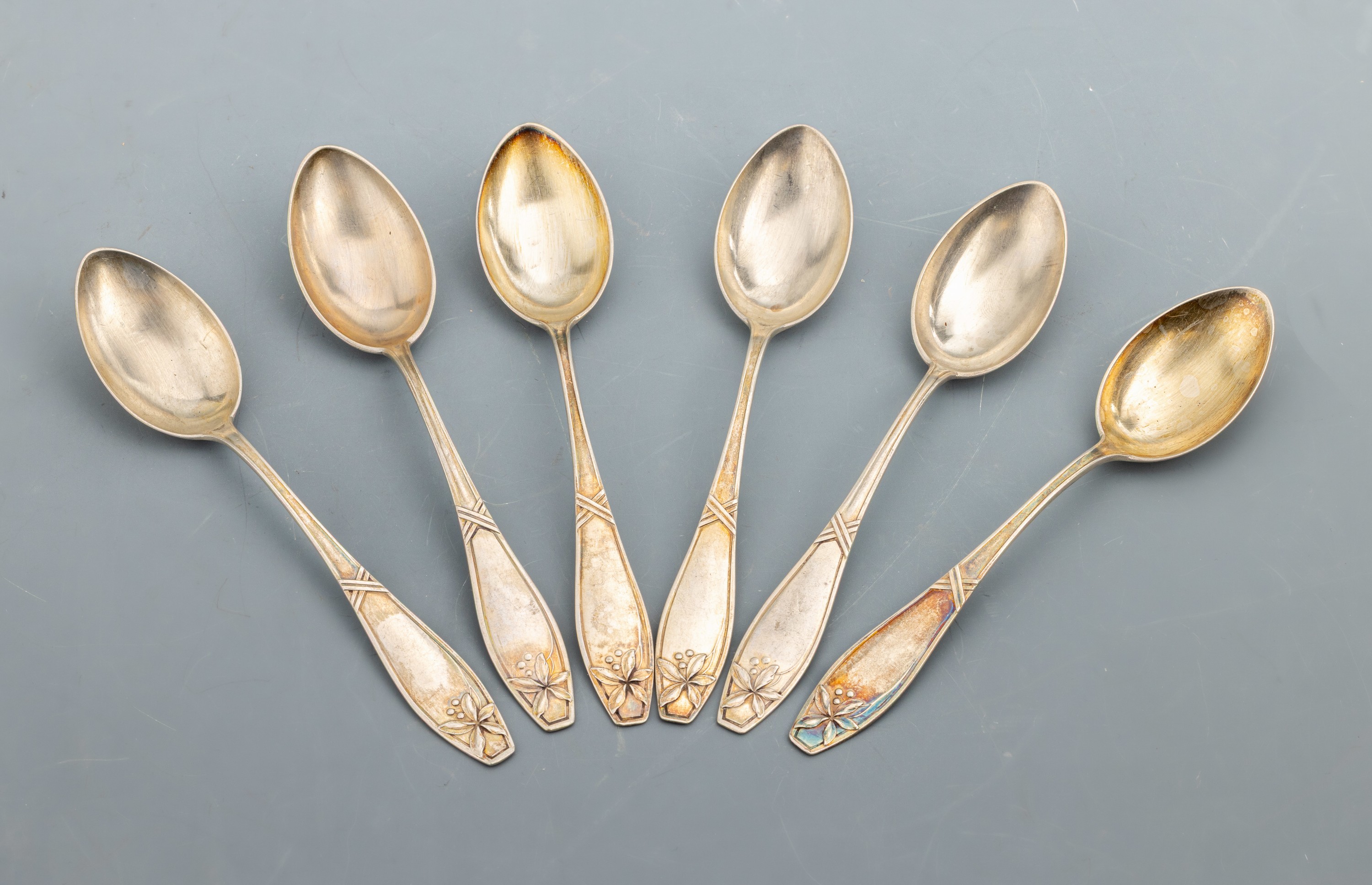Detail a: Set 6 Kaffeelöffel, 800er Silber, Entwurf um 1905-10, floral mit Kreuzband, L. ca. 14 cm, Hersteller Bremer Silberwarenfabrik, in Etui nicht orig., ...