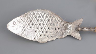 26988032b - Konvolut 3 Vorlegeteile, 1 x gr. Suppenkelle, um 1900, 800er Silber teilverg., Griff ...