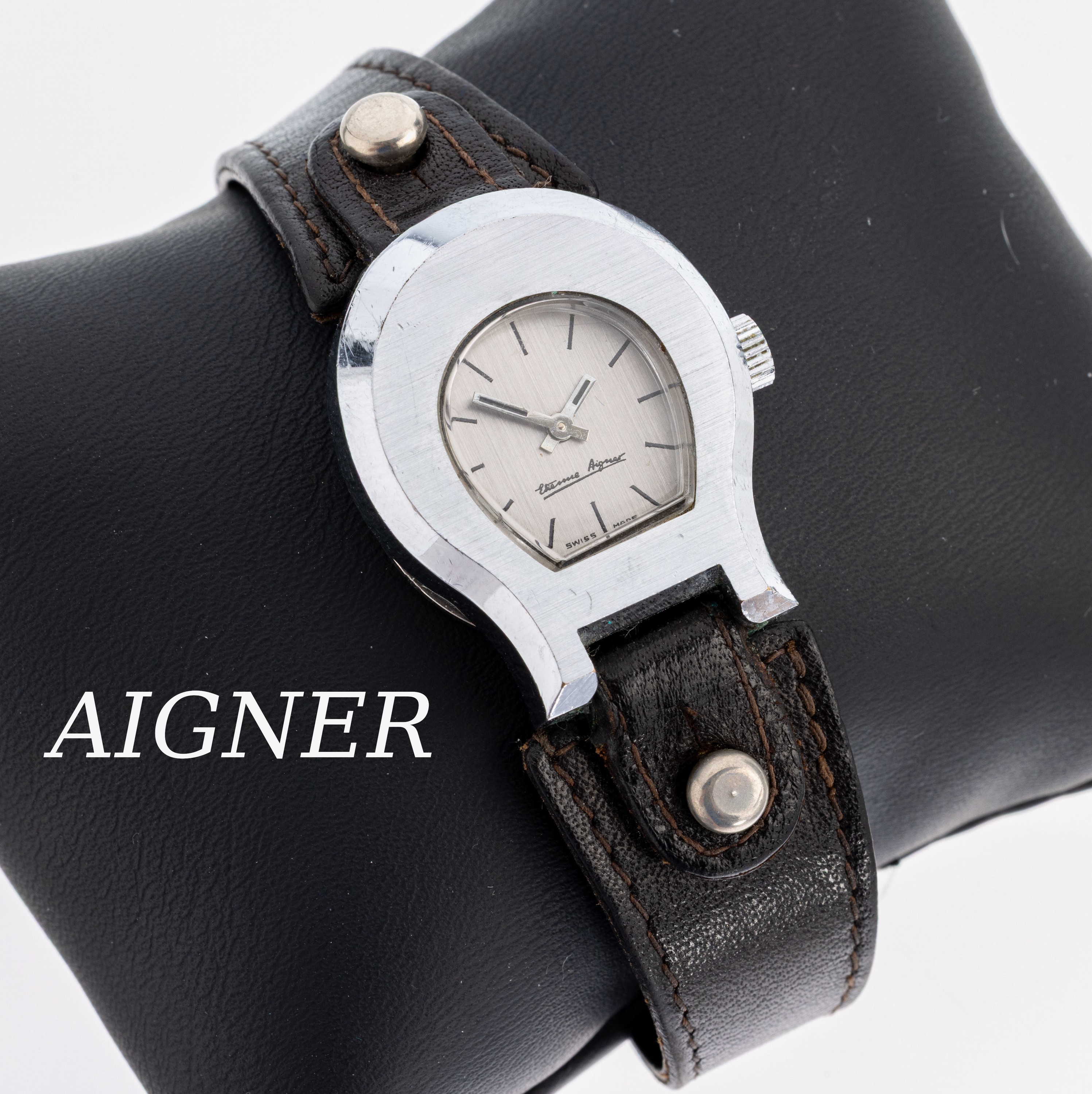 ETIENNE AIGNER Damenarmbanduhr, 1970er Jahre, Gehäuse in Form eines Hufeisens, schlichtes Zifferblatt mit Strichindizes, Handaufzug, Uhrwerk ...