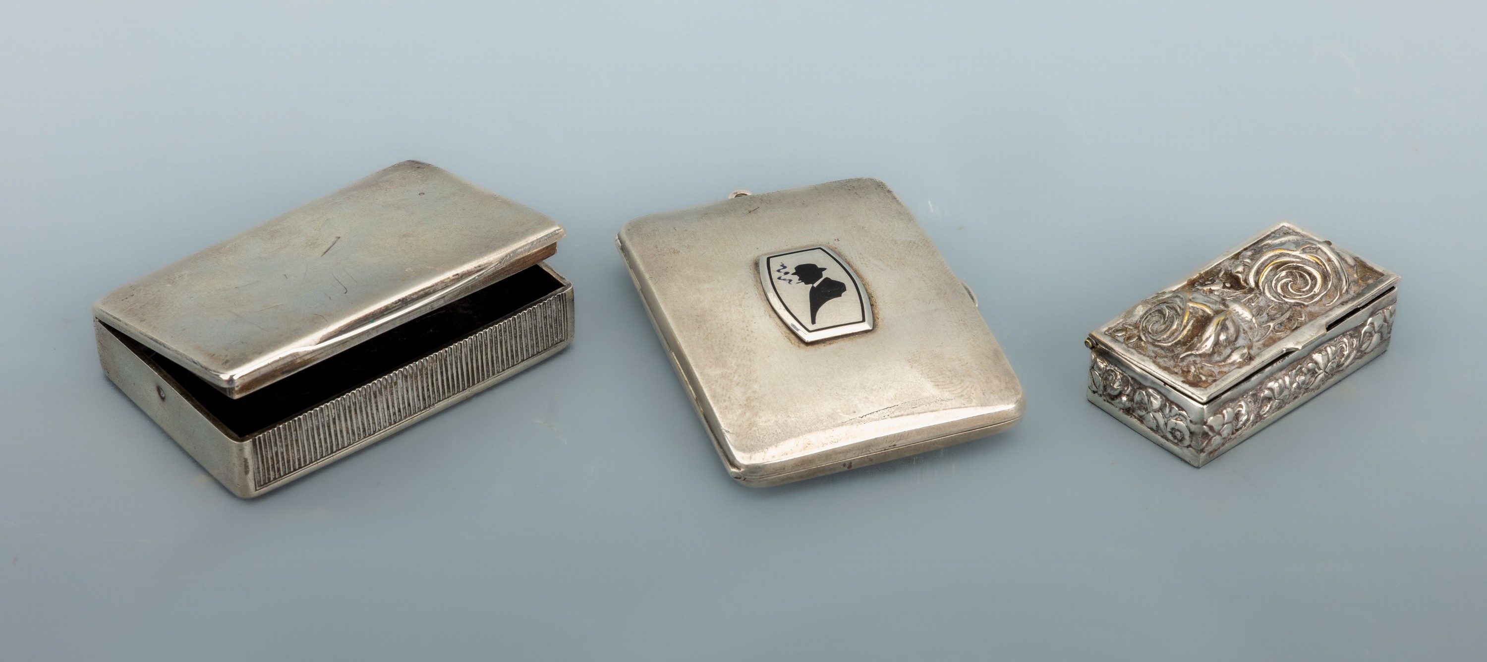 Image 26988156 - Konvolut 3 Dosen, 1 x 925er Silber, ca. 6.2x 4.5 cm, Deckel mit schwarzem Email, ...