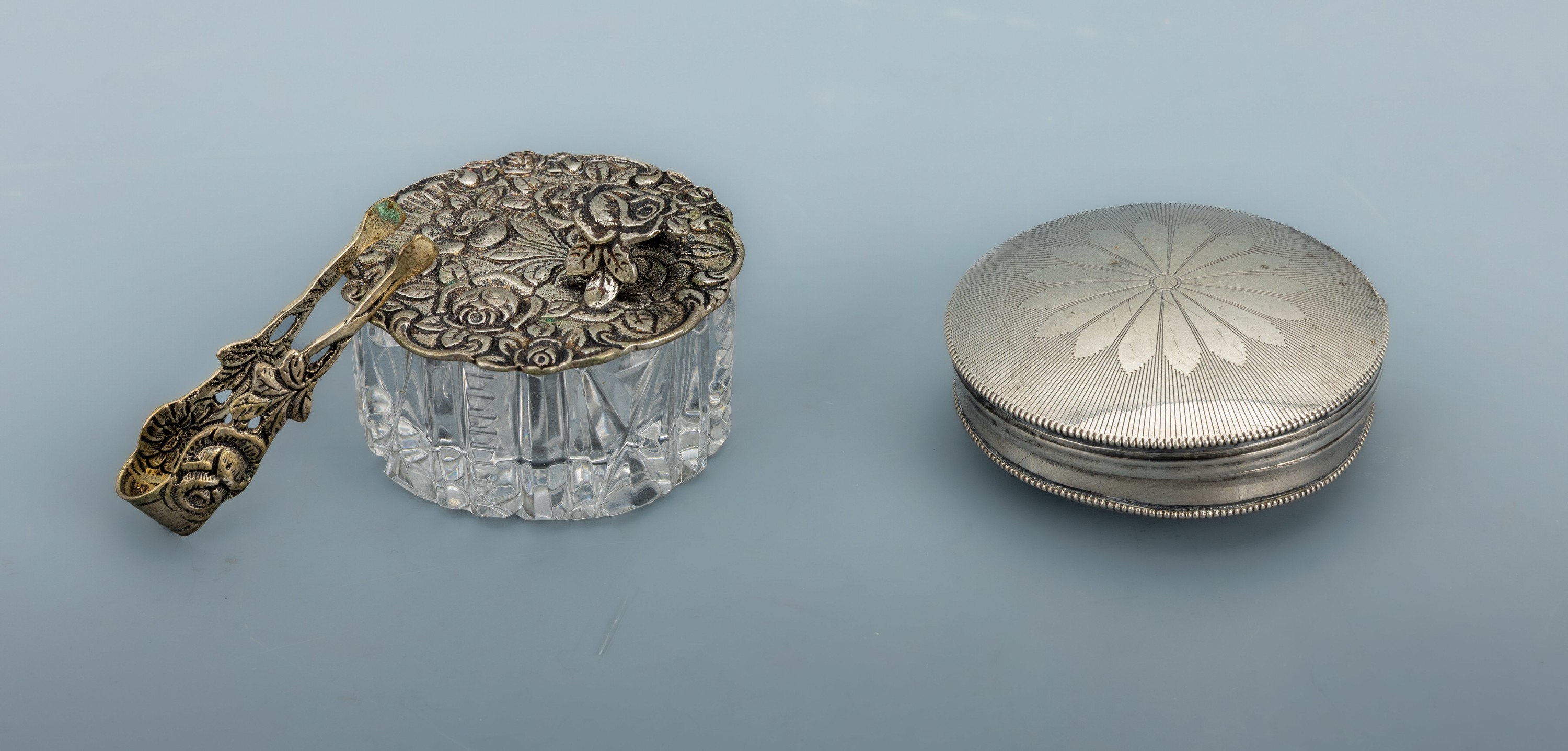 Image 26988158 - Konvolut 2 Dosen, 1 x Pillendose, Silber gepr., rund, Deckel und Boden grav., D. ca. ...