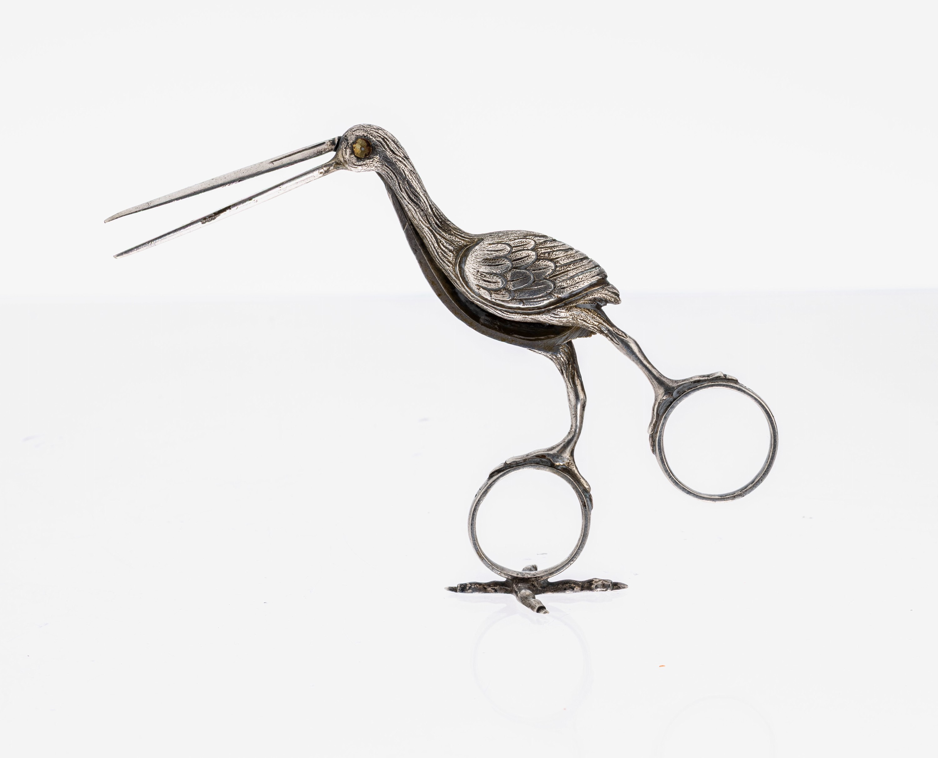 Hebammenschere, wohl Augsburg 1822-23, Silber, in Form eines Storchs, Federkleid feinausgearbeitet, innen plastisches Baby, H. ca. 9 cm, ...