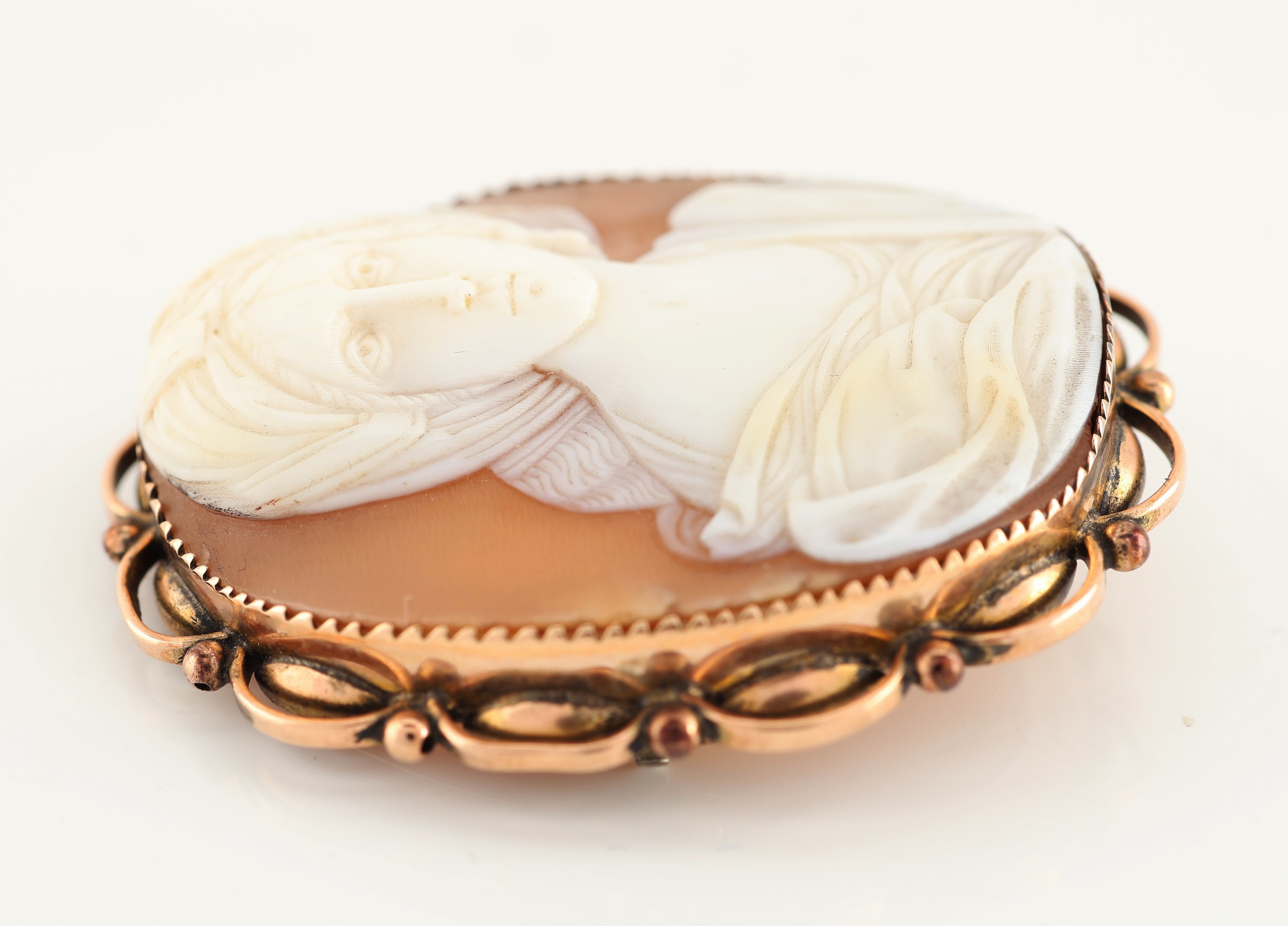 Detail b: 9 kt Gold Kamee-Brosche, England um 1900, RG 375/000, ovale Muschelkamee, Darstellung einer Dame, Rahmung aus geschwungenen Golddrähten, ca. 4.5 x ...