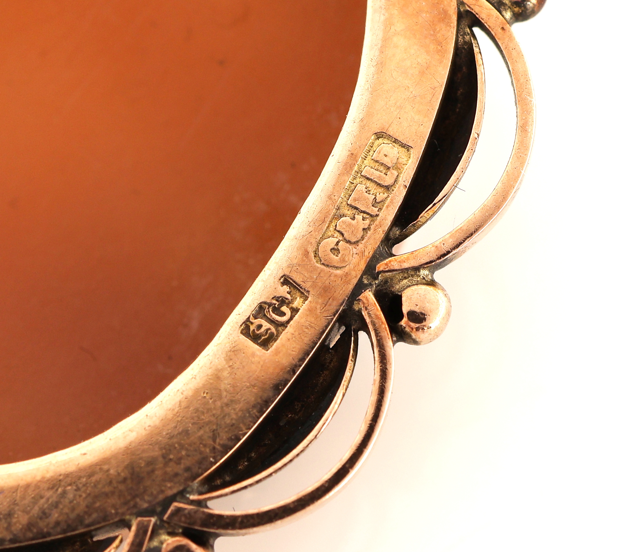 Detail c: 9 kt Gold Kamee-Brosche, England um 1900, RG 375/000, ovale Muschelkamee, Darstellung einer Dame, Rahmung aus geschwungenen Golddrähten, ca. 4.5 x ...