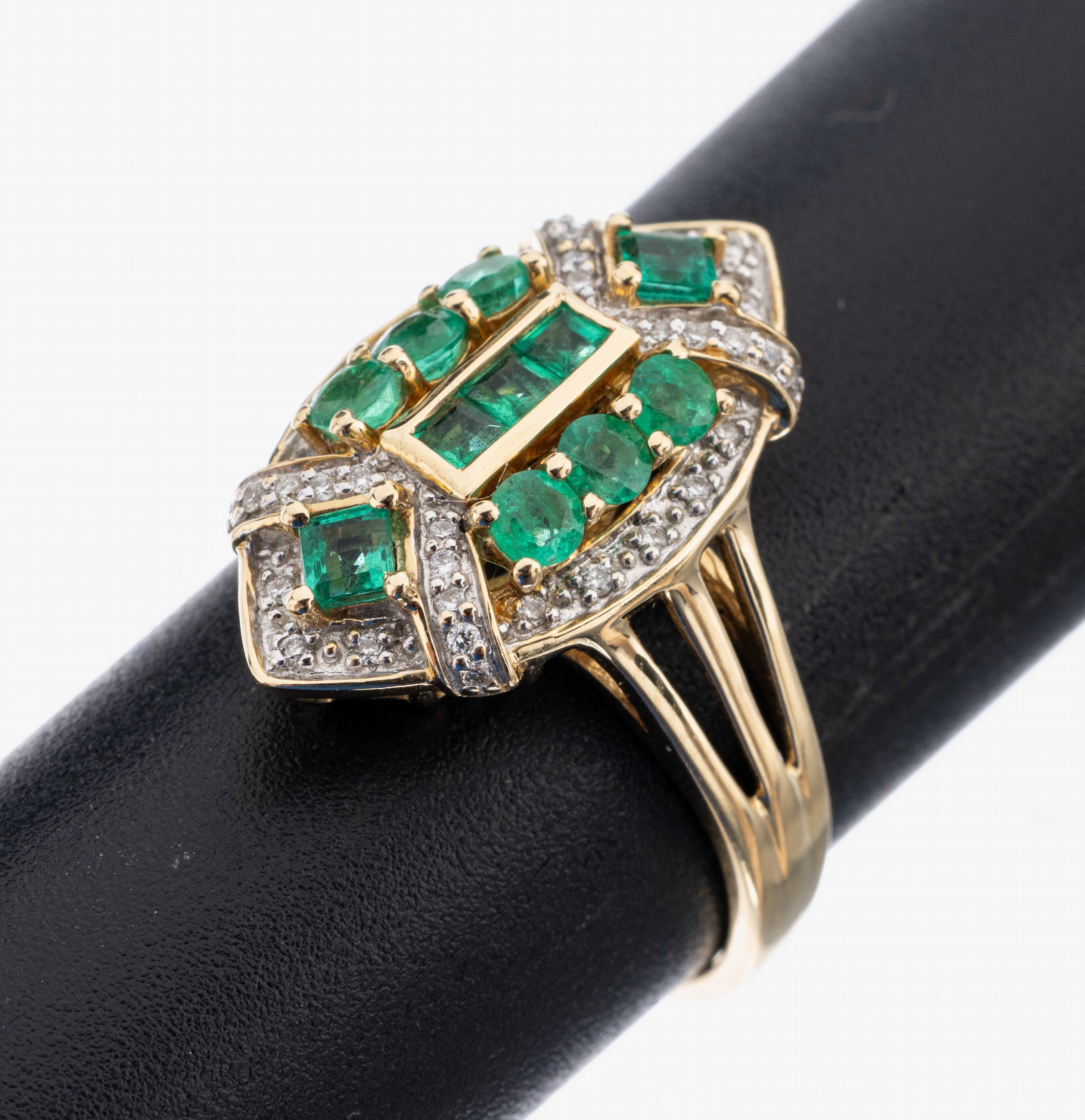 14 kt Gold Smaragd-Brillant-Ring, GG 585/000, im Art Deco Stil, 5 Smaragd-Carrees und 6 rundfacett. Smaragde zus. ca. 0.50 ct, 36 Brillanten zus. ...