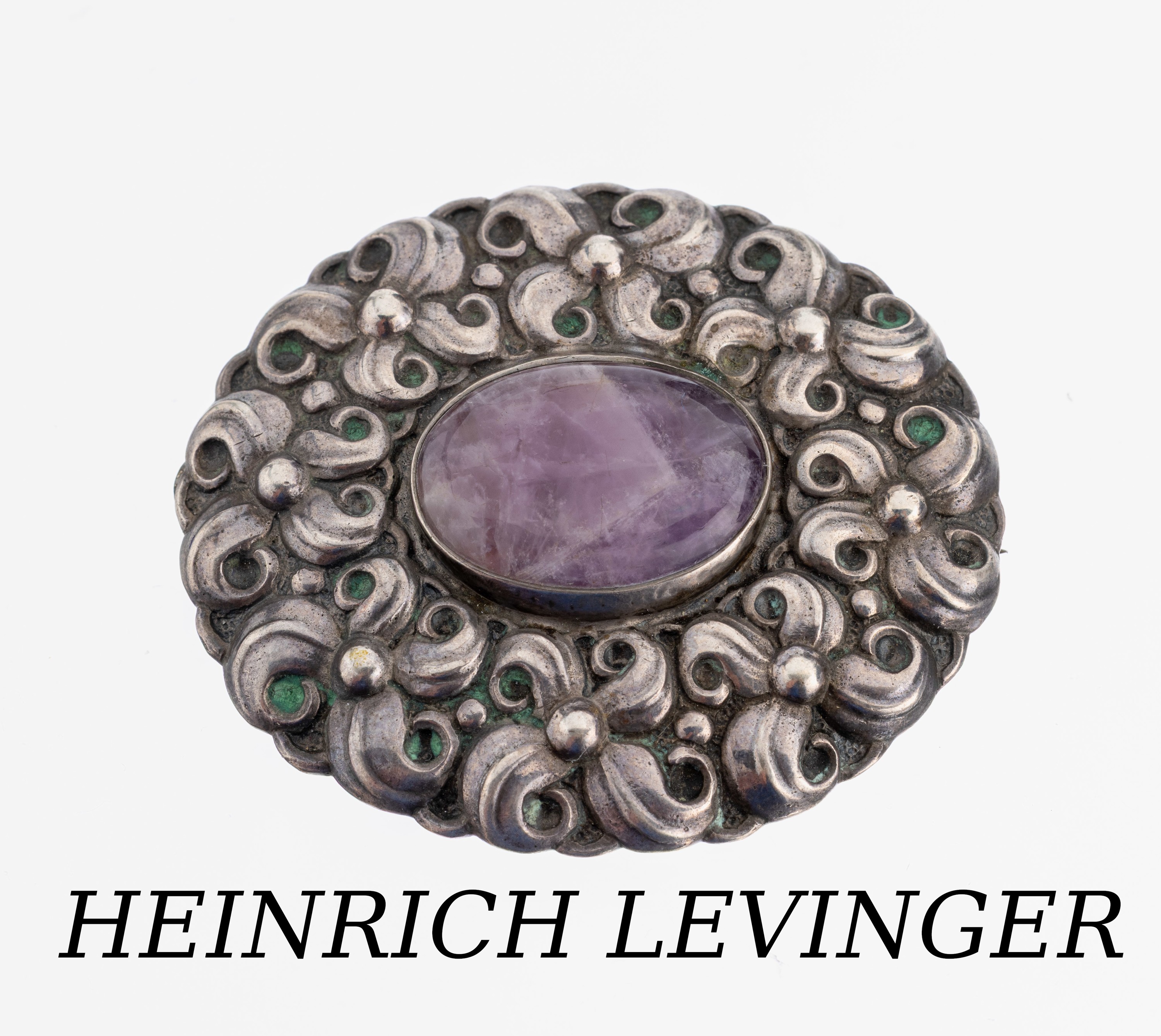 HEINRICH LEVINGER Amethyst-Brosche, 1920er Jahre, 800er Silber, oval, florale Gestaltung, mittig ovaler Amethyst-Cabochon, ca. 5.5 x 5 cm