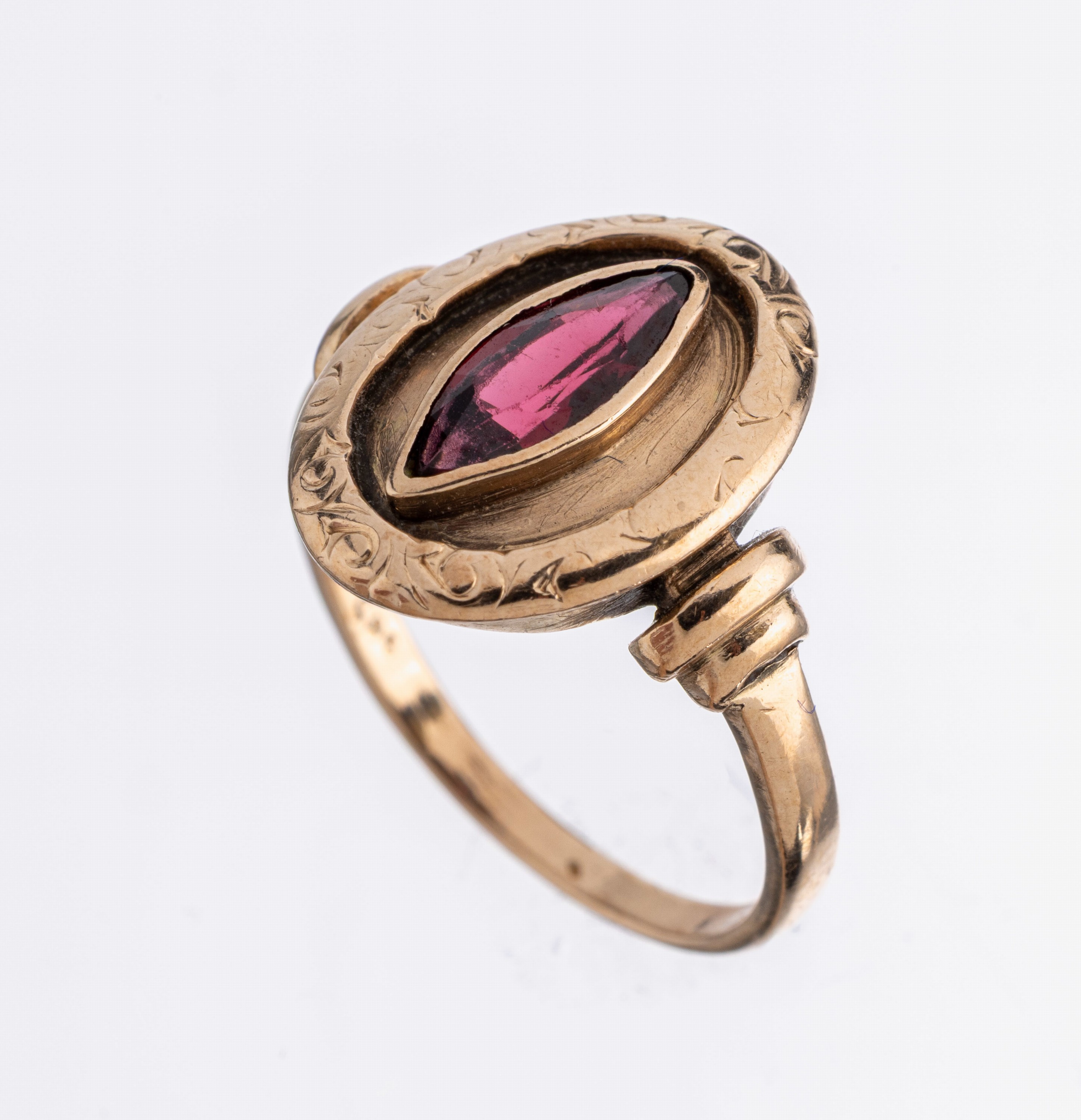 14 kt Gold Granat-Ring, um 1900, GG 585/000, ovaler Ringkopf, mittig Granat -Navette, seitl. grav., RW 52, ca. 3.2 g