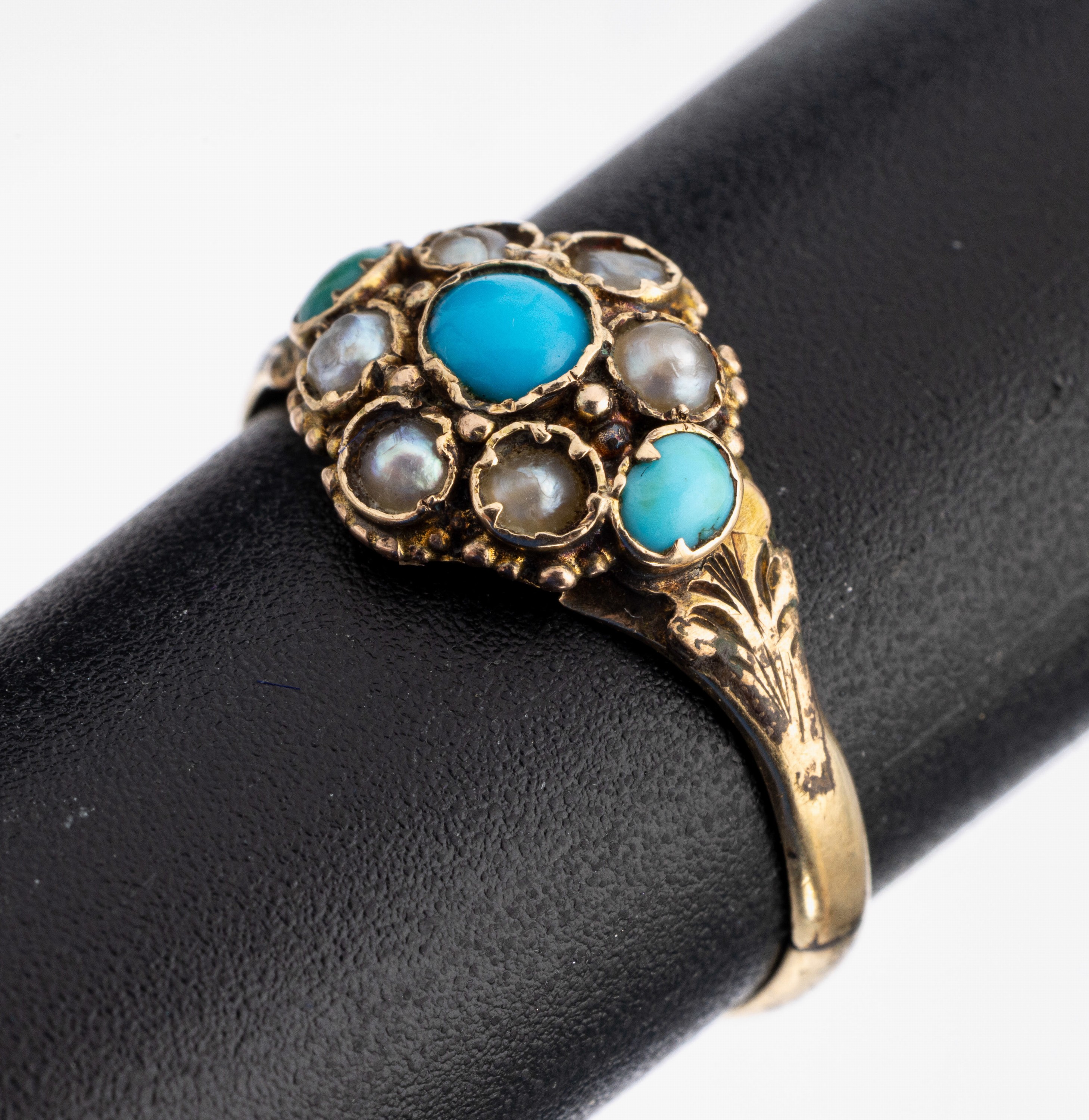 12 kt Gold Perl-Türkis-Ring, England, Birmingham, um 1900, GG 500/000, kl. Saatperlen und 3 Türkis-Cabochons, RW 49.5, ca. 1.3 g, altersbed. ...