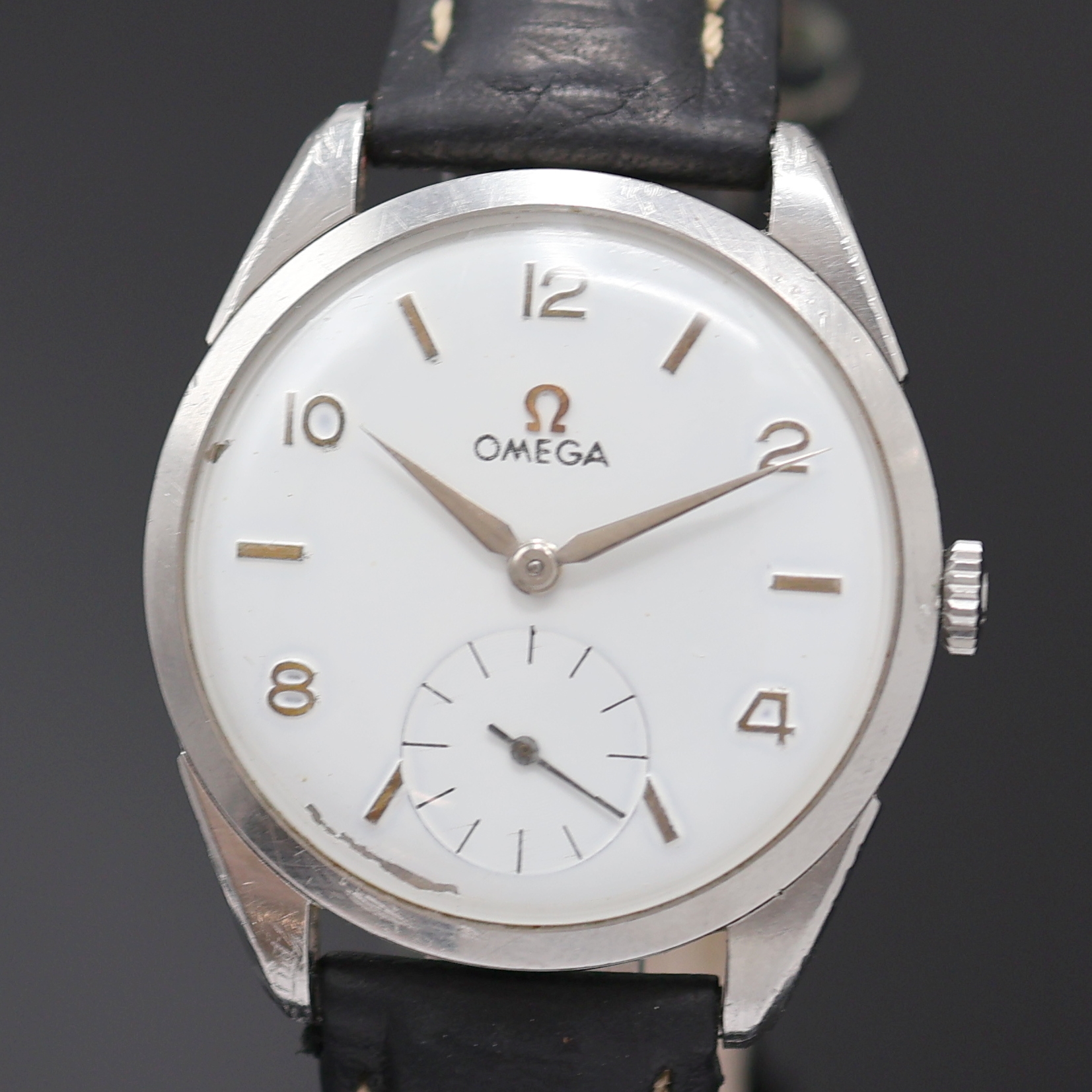 Detail a: OMEGA Armbanduhr in Edelstahl Referenz 2900-5, Schweiz um 1960, Handaufzug, 2-teil. Geh., Boden aufgedr., weiß. Zifferbl. rest./besch., erhabene ...
