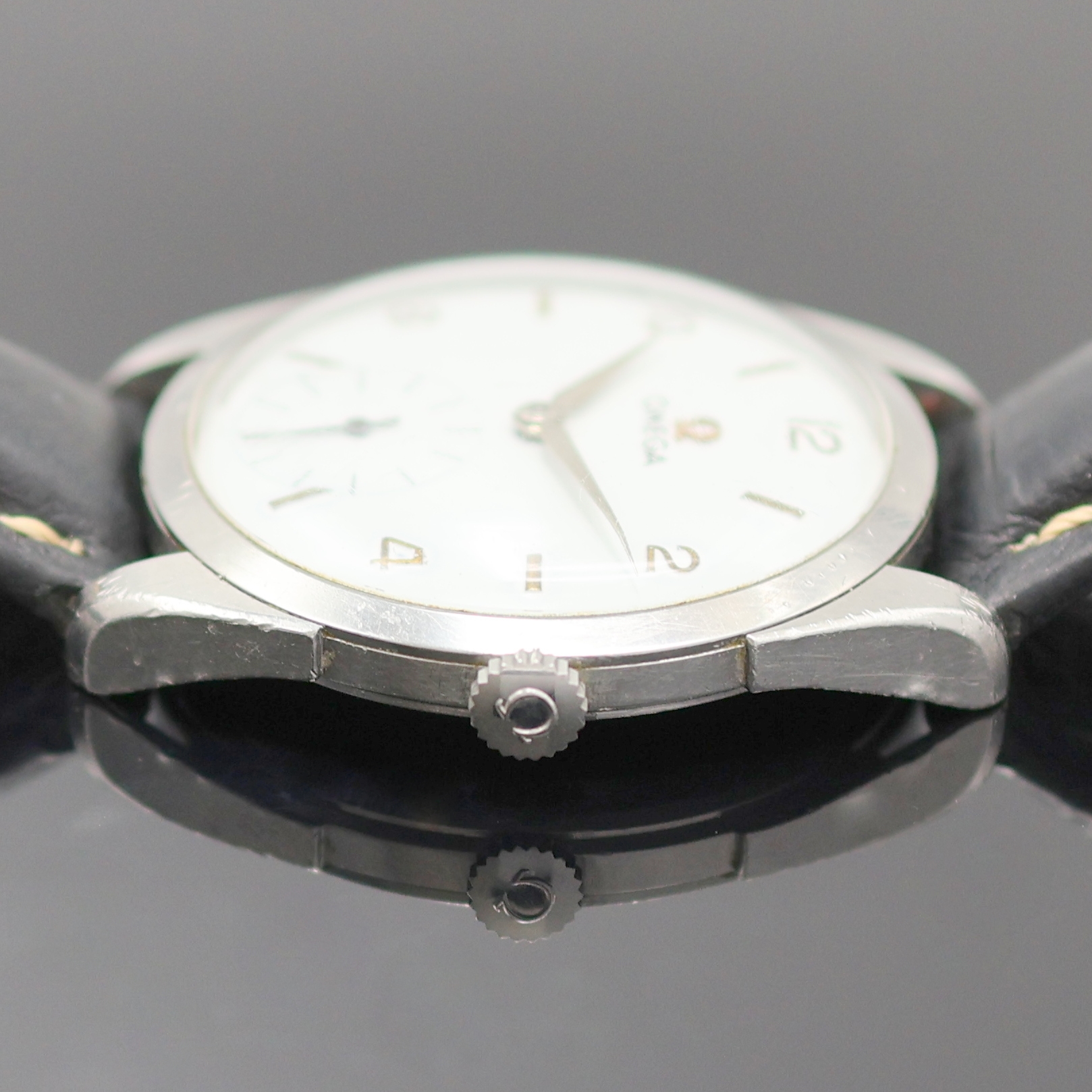 Detail b: OMEGA Armbanduhr in Edelstahl Referenz 2900-5, Schweiz um 1960, Handaufzug, 2-teil. Geh., Boden aufgedr., weiß. Zifferbl. rest./besch., erhabene ...