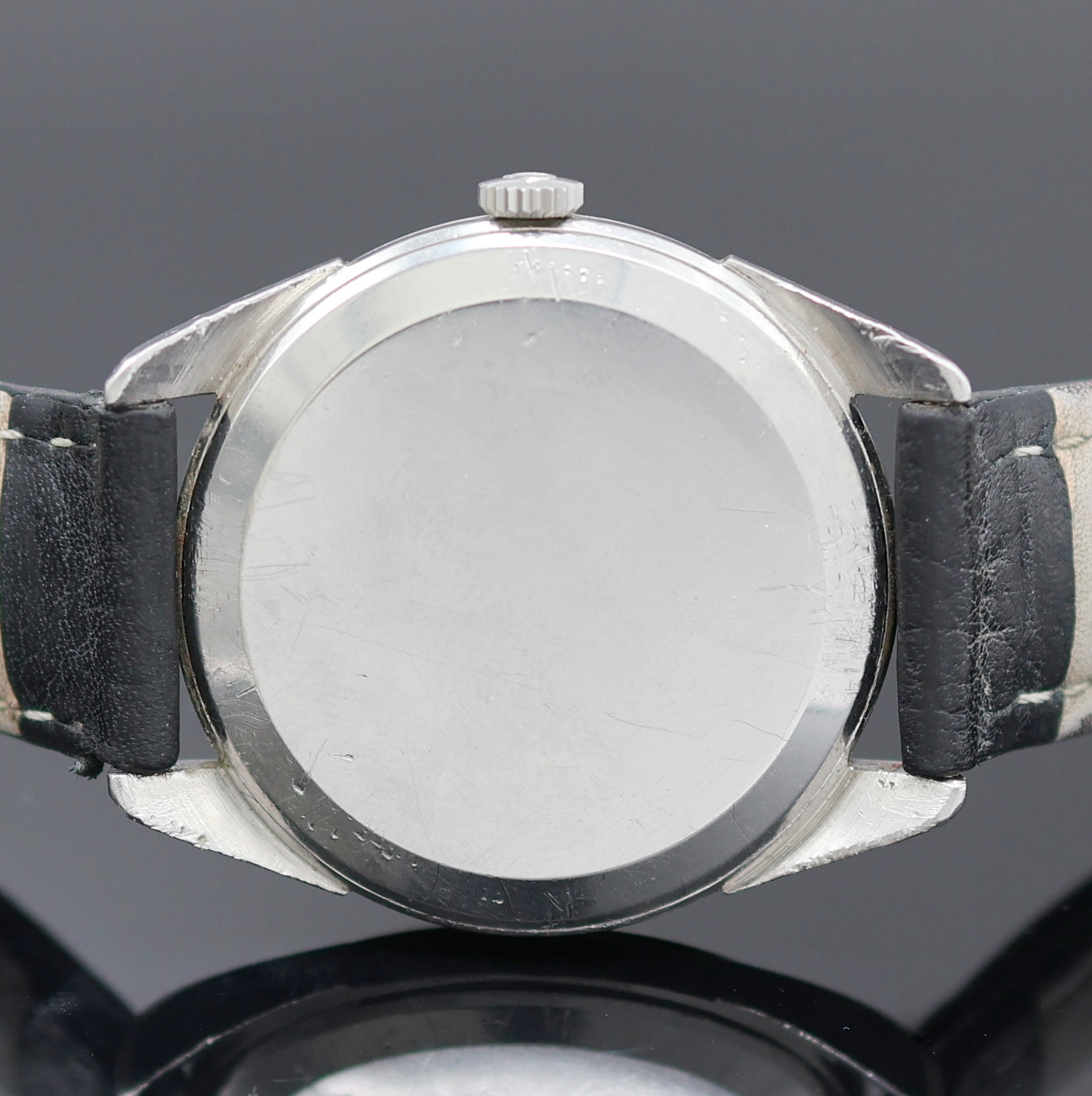 Detail c: OMEGA Armbanduhr in Edelstahl Referenz 2900-5, Schweiz um 1960, Handaufzug, 2-teil. Geh., Boden aufgedr., weiß. Zifferbl. rest./besch., erhabene ...