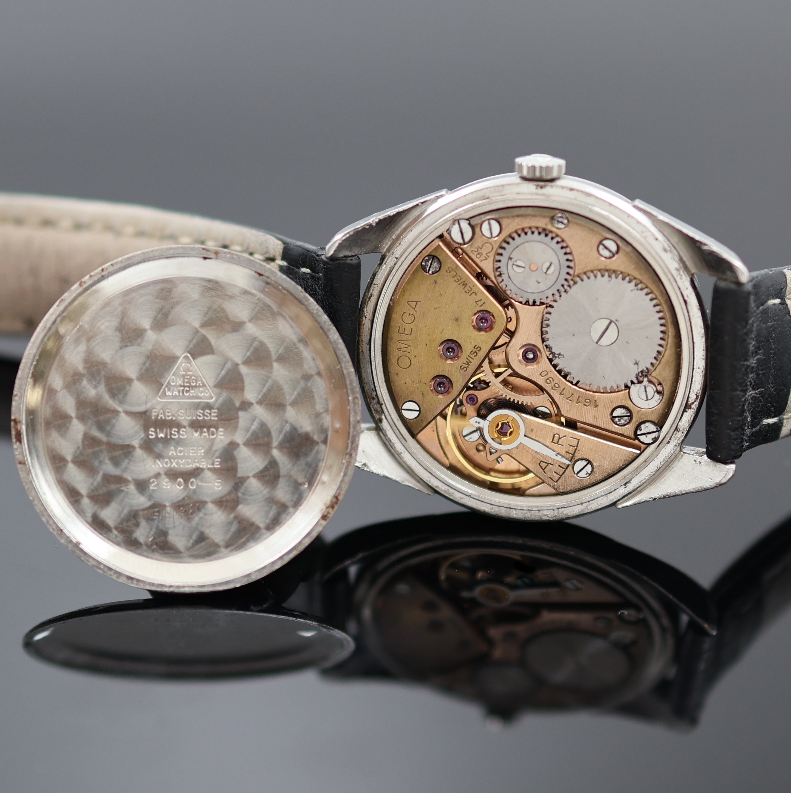 Detail d: OMEGA Armbanduhr in Edelstahl Referenz 2900-5, Schweiz um 1960, Handaufzug, 2-teil. Geh., Boden aufgedr., weiß. Zifferbl. rest./besch., erhabene ...