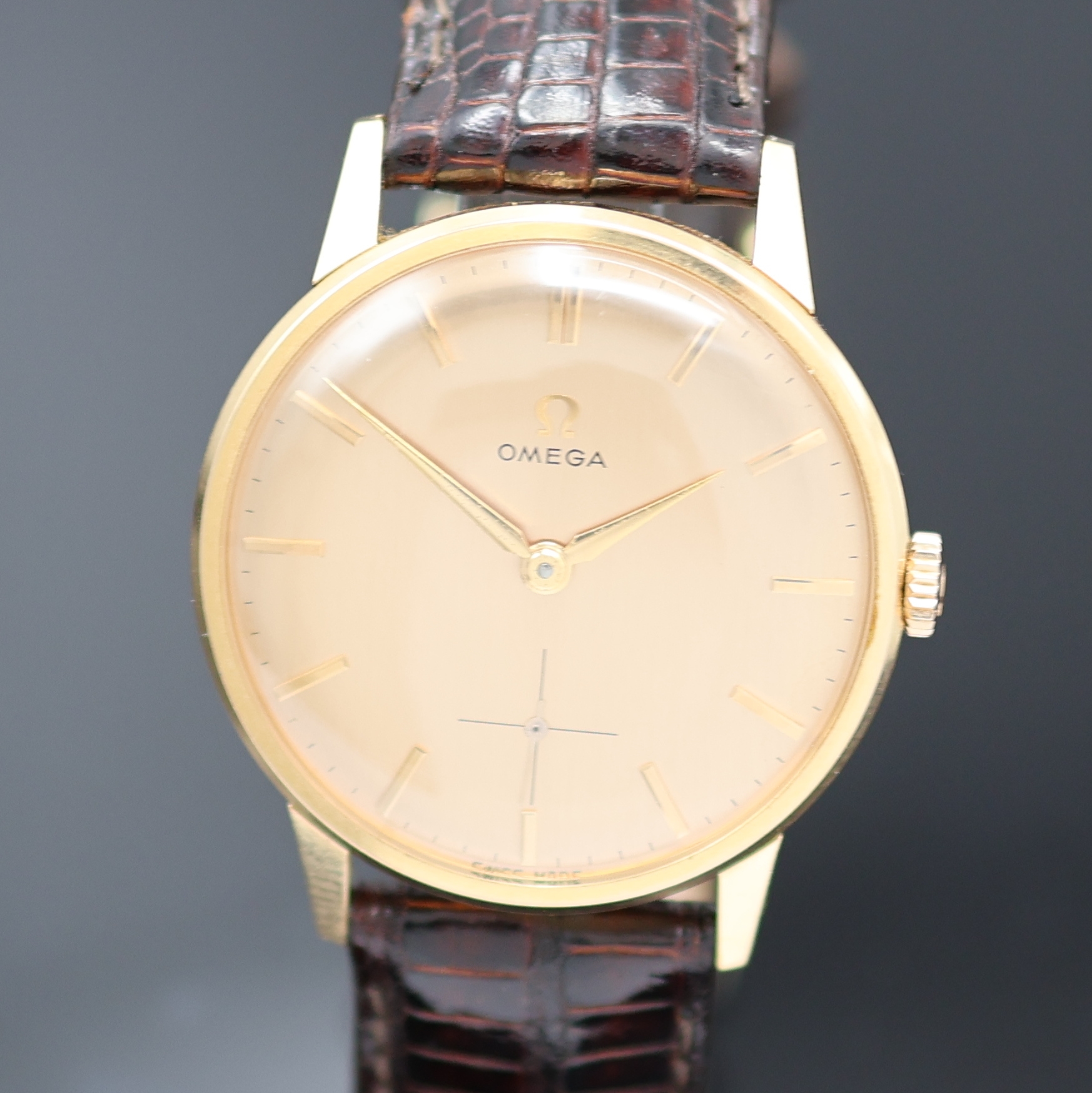 Detail a: OMEGA Armbanduhr in RG 750/000 Referenz 14715 61, Schweiz um 1963, Handaufzug, 3-teil. Geh. inkl. Lederband m. Dornschl., Boden aufgedr., orig. ...