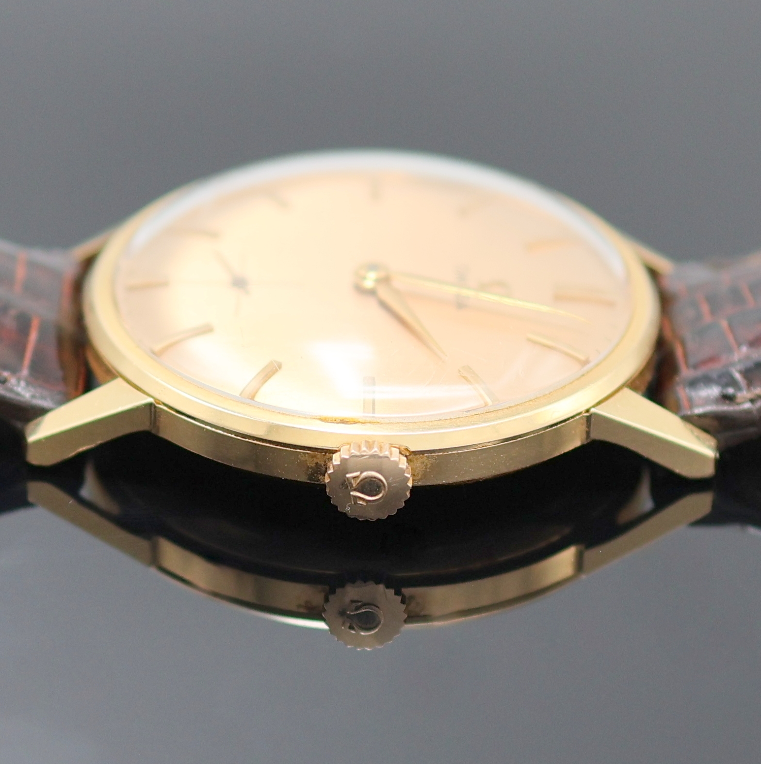 Detail b: OMEGA Armbanduhr in RG 750/000 Referenz 14715 61, Schweiz um 1963, Handaufzug, 3-teil. Geh. inkl. Lederband m. Dornschl., Boden aufgedr., orig. ...
