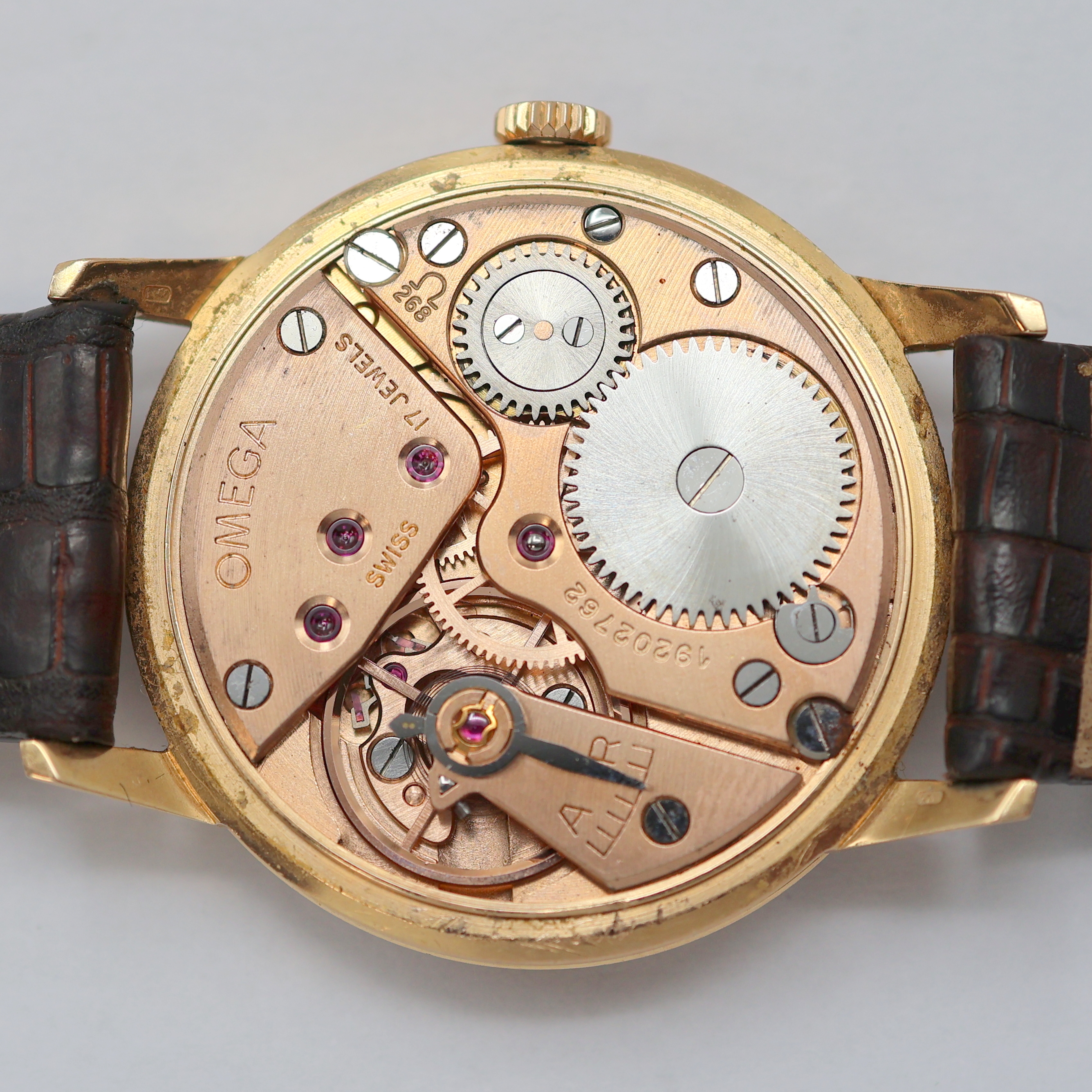 Detail d: OMEGA Armbanduhr in RG 750/000 Referenz 14715 61, Schweiz um 1963, Handaufzug, 3-teil. Geh. inkl. Lederband m. Dornschl., Boden aufgedr., orig. ...
