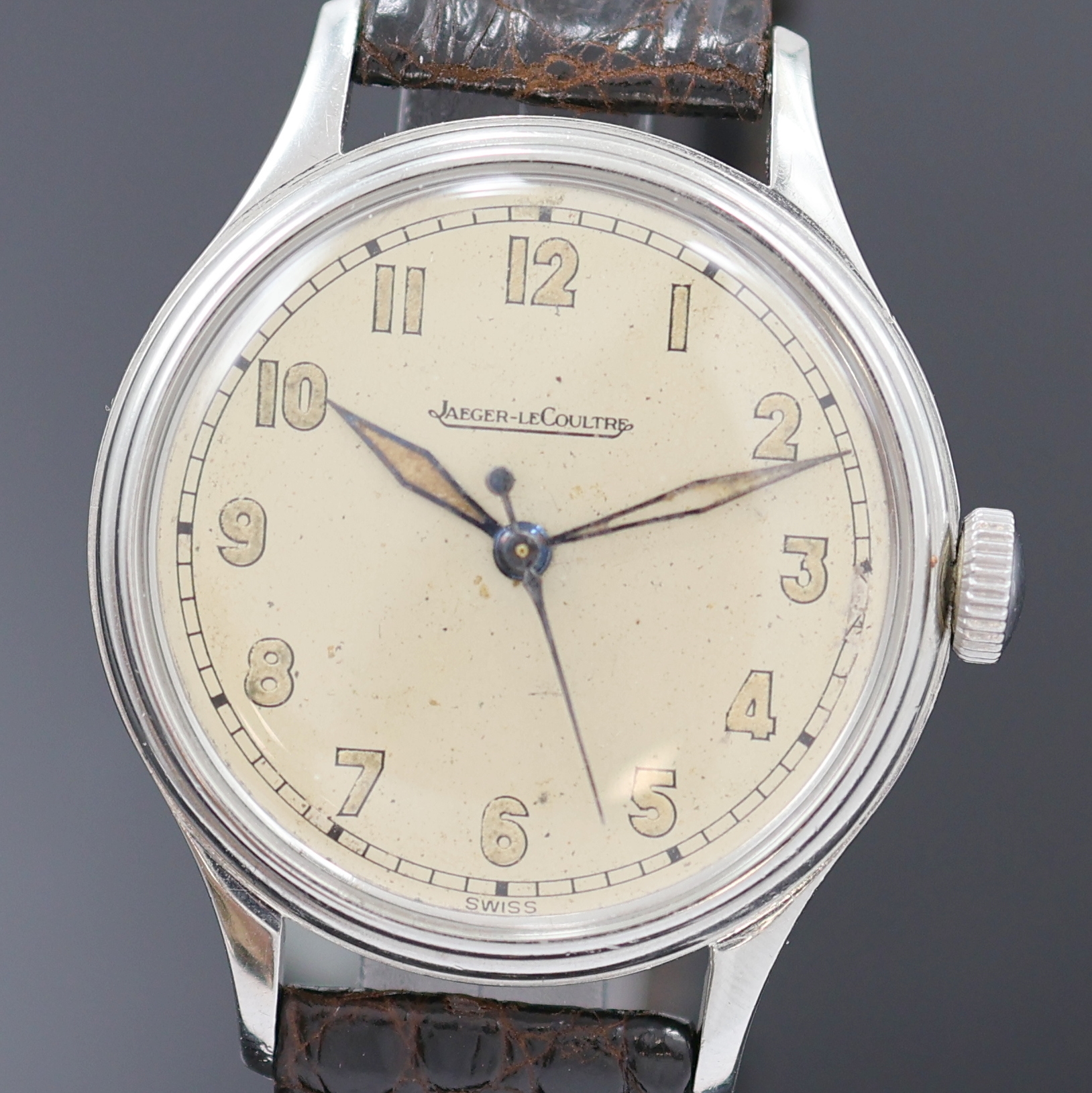 Detail a: Jaeger-LeCoultre Armbanduhr in Stahl, Schweiz 1940er Jahre, Handaufzug, Boden aufgedr., vers. Zifferbl. m. arab. Leuchtzahlen altersbed. pat./fl., ...