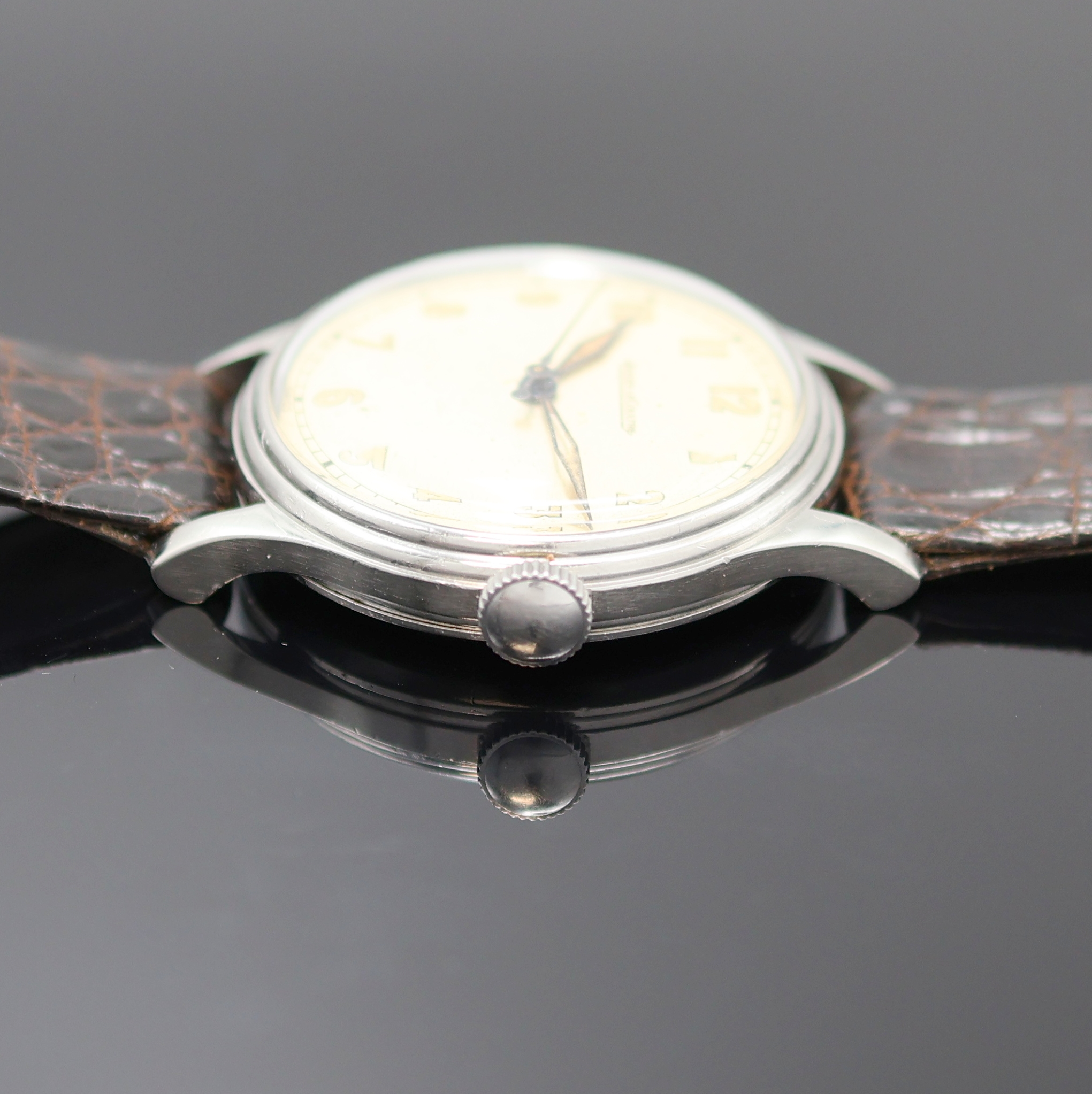 Detail b: Jaeger-LeCoultre Armbanduhr in Stahl, Schweiz 1940er Jahre, Handaufzug, Boden aufgedr., vers. Zifferbl. m. arab. Leuchtzahlen altersbed. pat./fl., ...