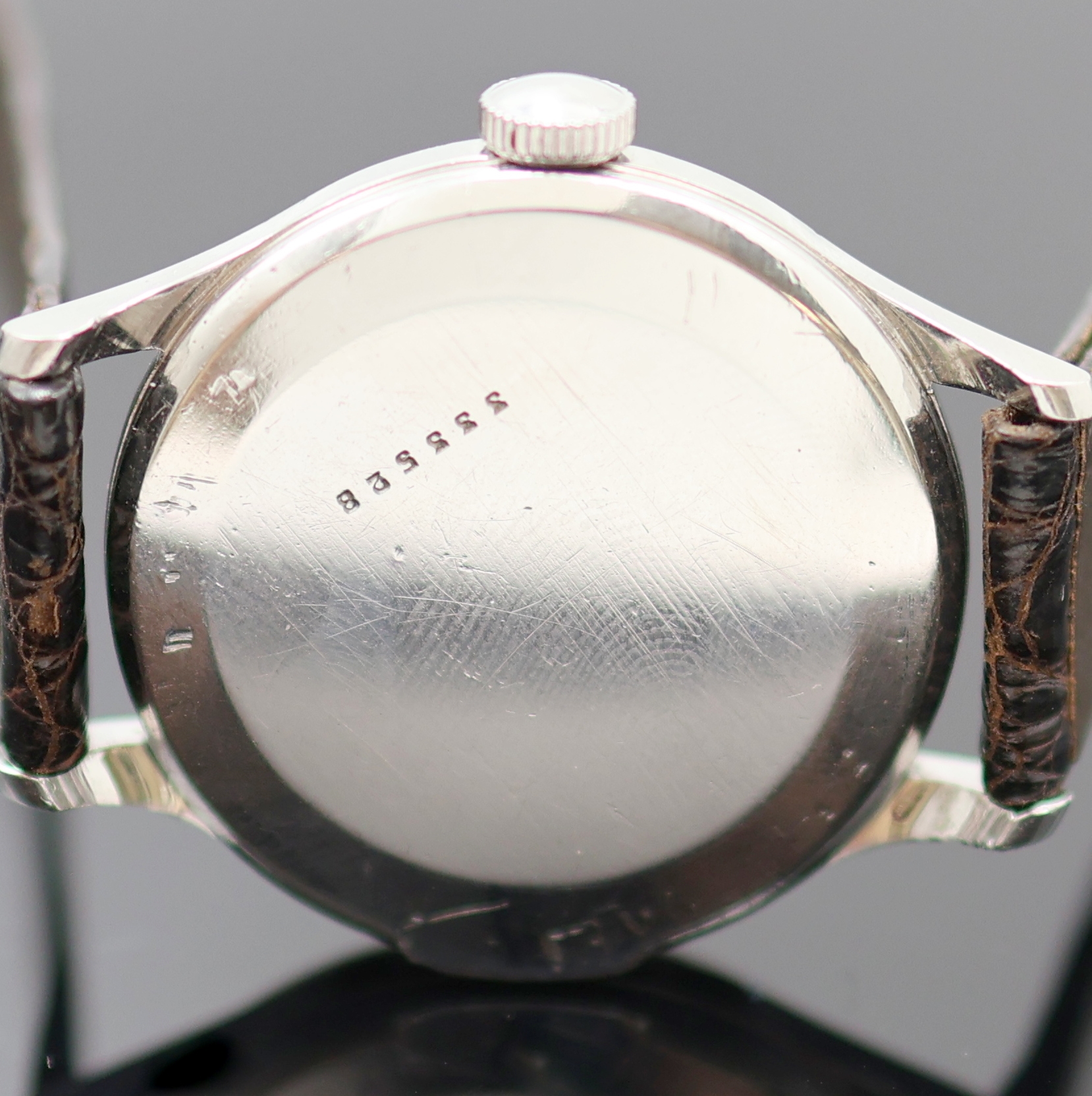 Detail c: Jaeger-LeCoultre Armbanduhr in Stahl, Schweiz 1940er Jahre, Handaufzug, Boden aufgedr., vers. Zifferbl. m. arab. Leuchtzahlen altersbed. pat./fl., ...