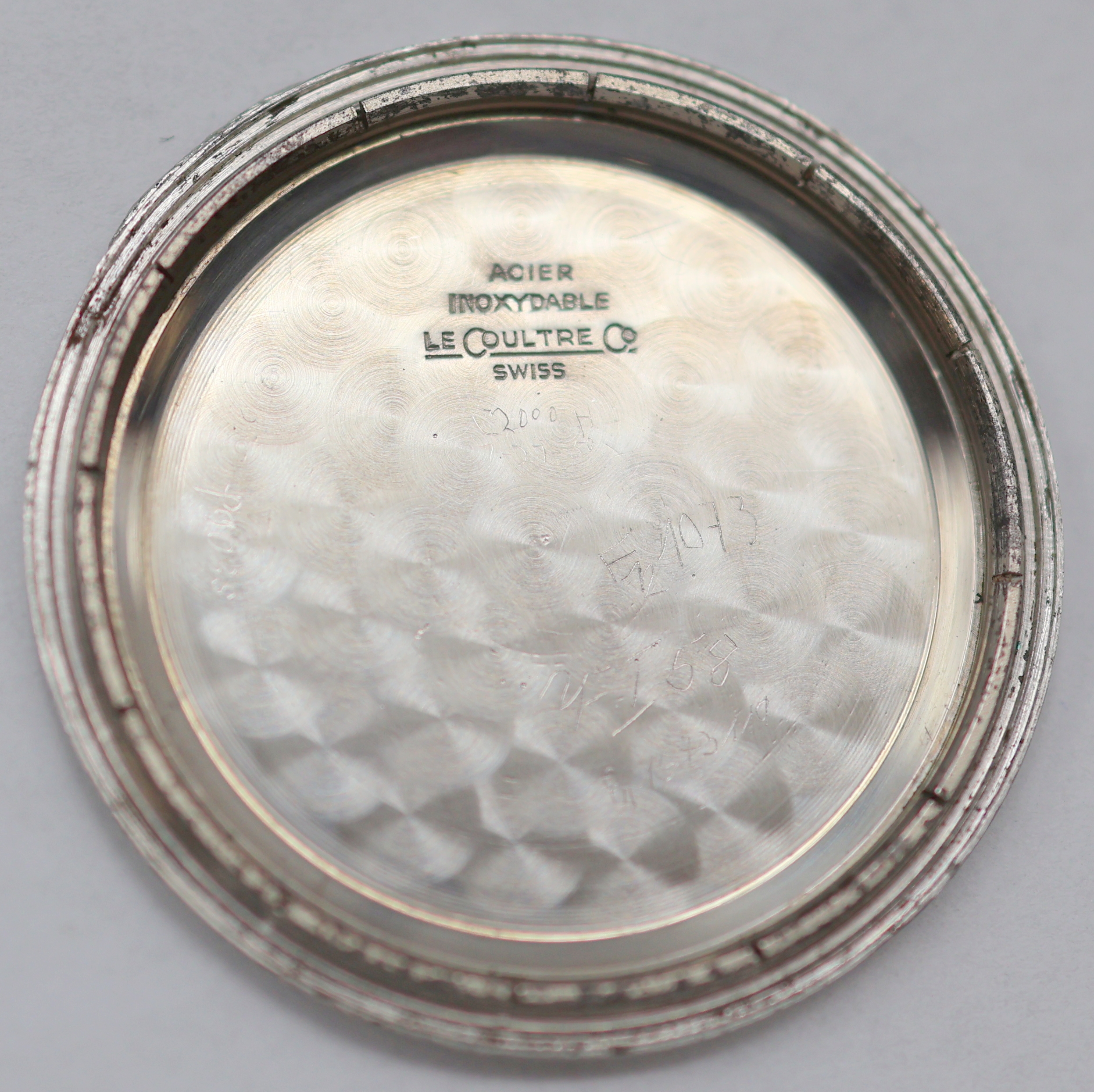 Detail e: Jaeger-LeCoultre Armbanduhr in Stahl, Schweiz 1940er Jahre, Handaufzug, Boden aufgedr., vers. Zifferbl. m. arab. Leuchtzahlen altersbed. pat./fl., ...