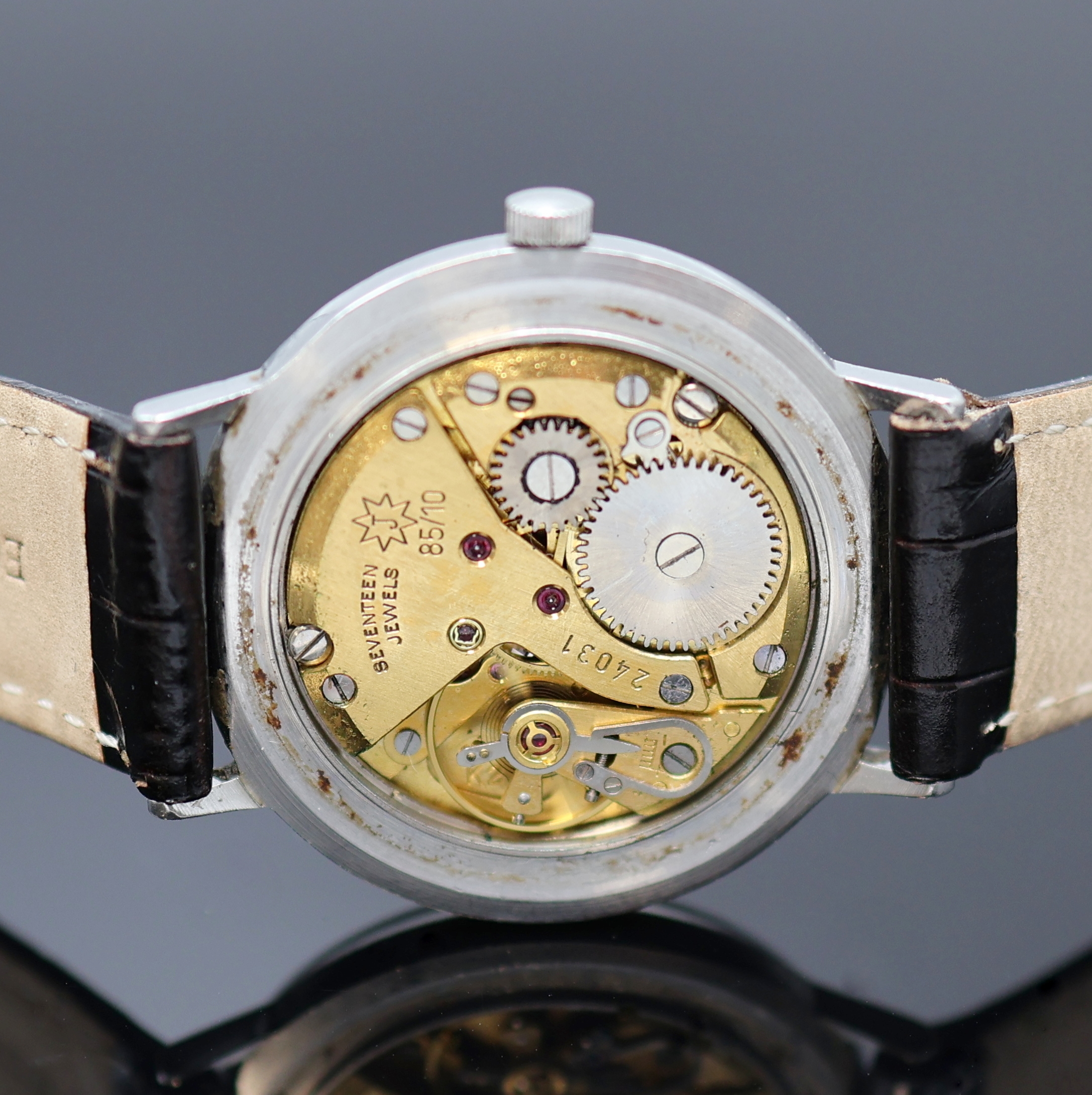 Detail d: JUNGHANS Chronometer in Stahl, Deutschland um 1962, Handaufzug, 2-tlg. Geh., Boden aufgedr., silb. Zifferbl. m. aufgel. silb. Indizes, silb. Zeiger, ...
