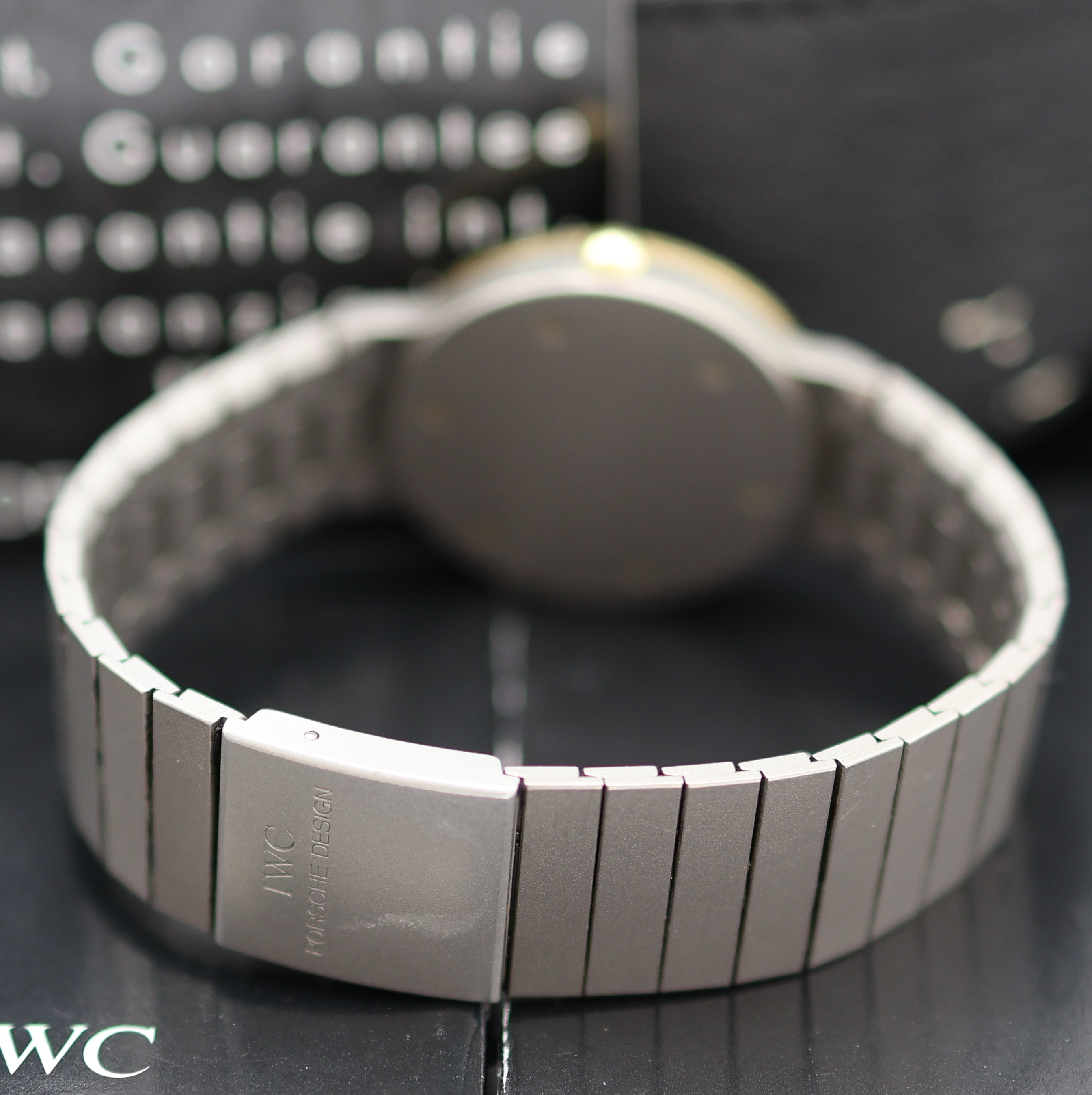 Detail b: IWC Porsche Design "Ultra Sportivo" Armbanduhr in Titan Referenz IW3335, Schweiz um 1990er Jahre, quarz, 3-teil. Geh. inkl. Gliederband m. ...
