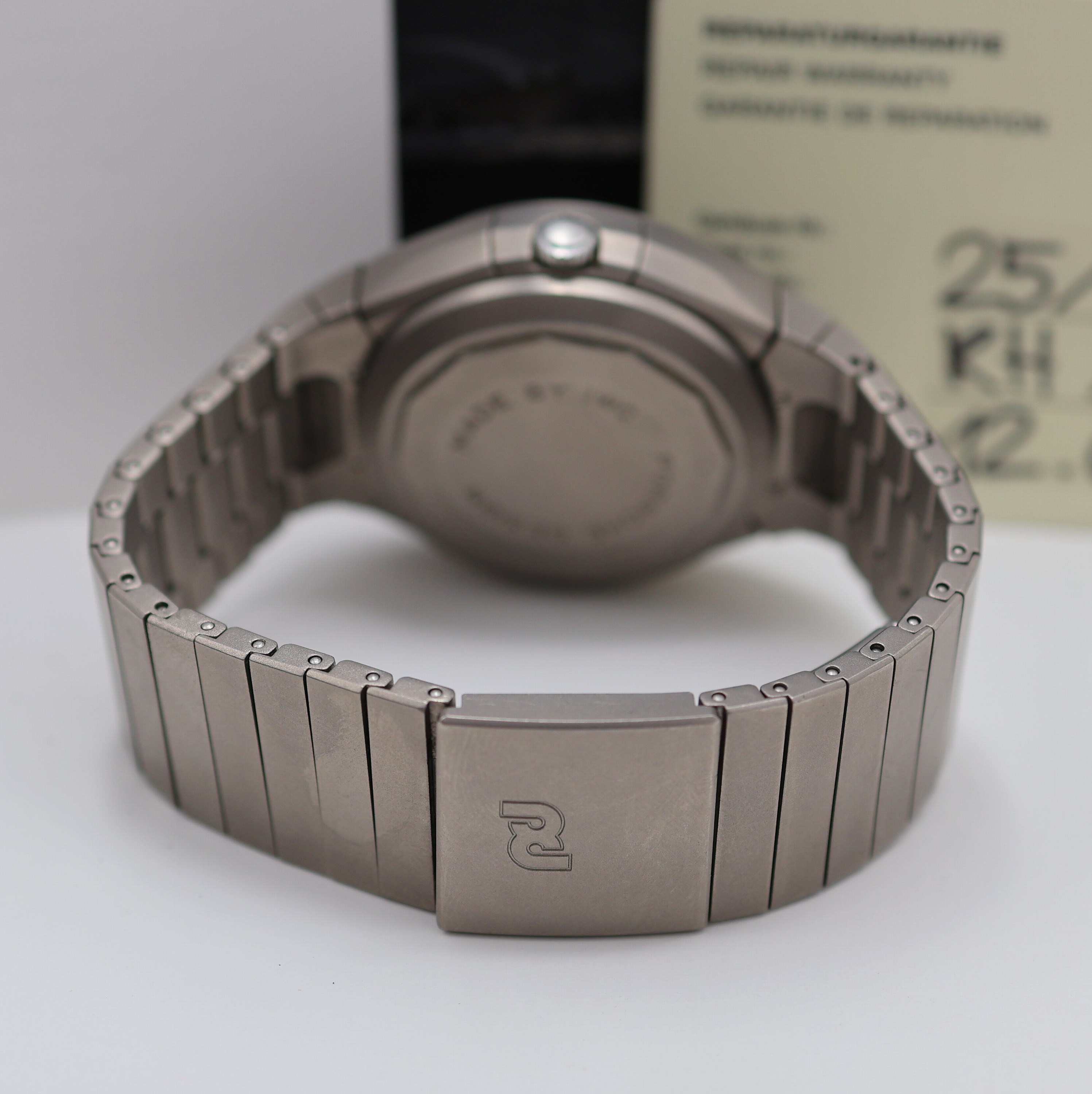 Detail b: IWC Porsche Design Armbandchronograph in Titan Referenz IW3702-2, Schweiz um 1982, Automatik, 3-teil. Geh. inkl. Gliederband m. Faltschl., Boden ...