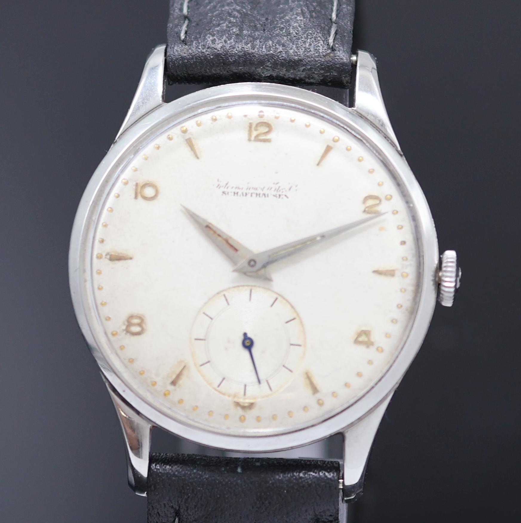 Detail a: IWC Schaffhausen Armbanduhr in Stahl, Schweiz um 1952, Handaufzug, 3-teil. Geh., Boden und Glasrand aufgedr., silb., Zifferbl. altersbed. fl./pat., ...