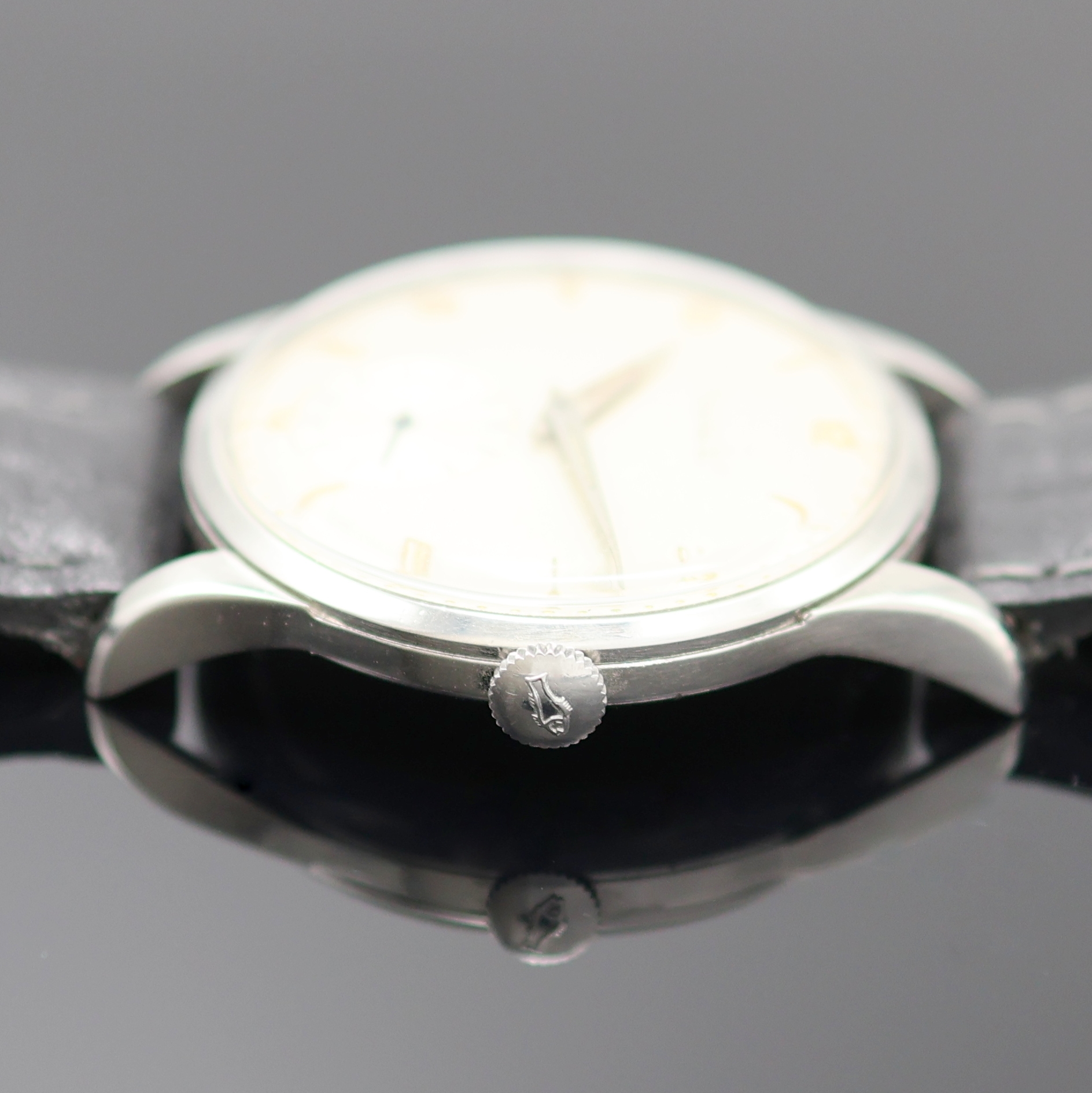 Detail b: IWC Schaffhausen Armbanduhr in Stahl, Schweiz um 1952, Handaufzug, 3-teil. Geh., Boden und Glasrand aufgedr., silb., Zifferbl. altersbed. fl./pat., ...