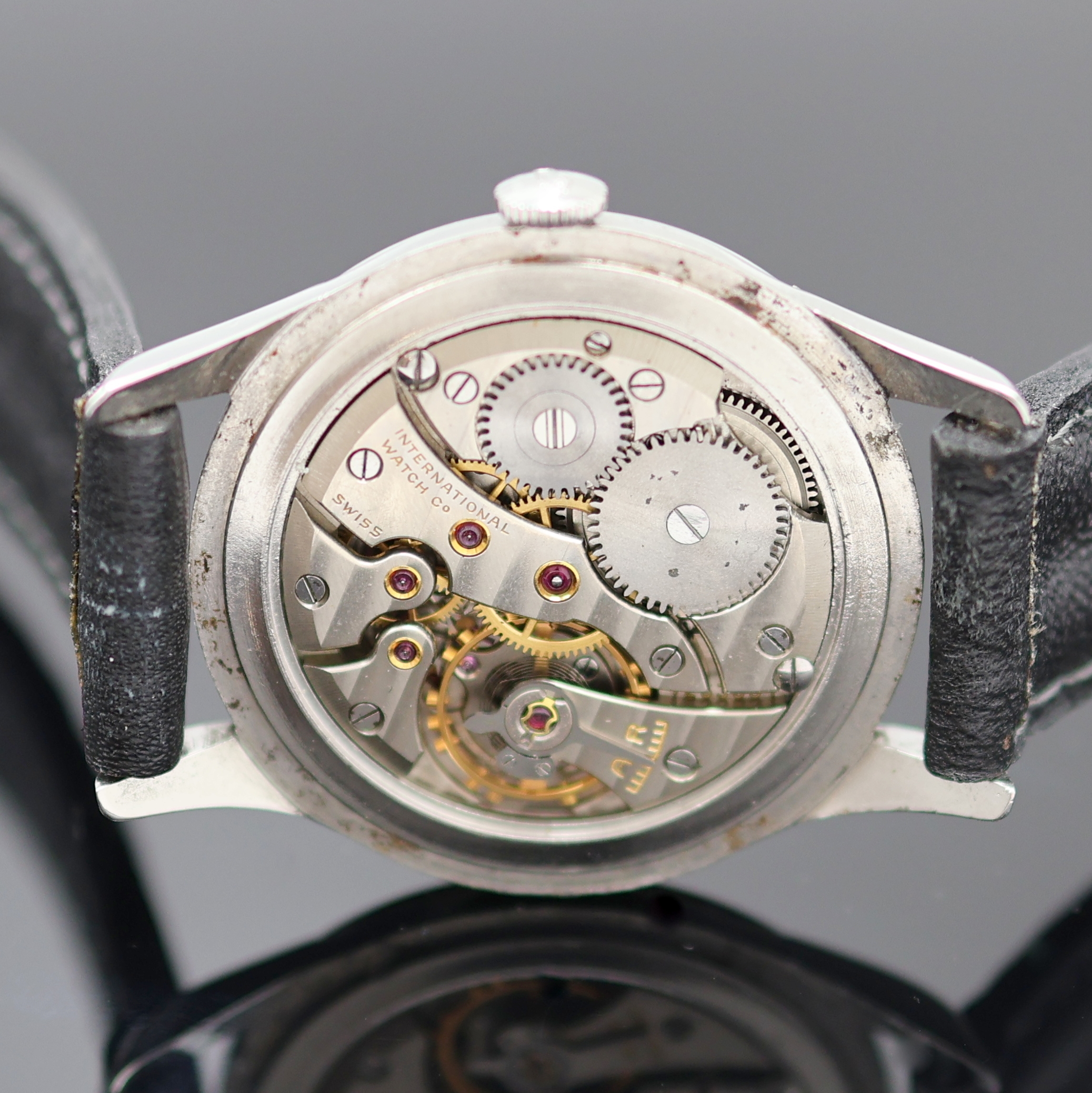 Detail c: IWC Schaffhausen Armbanduhr in Stahl, Schweiz um 1952, Handaufzug, 3-teil. Geh., Boden und Glasrand aufgedr., silb., Zifferbl. altersbed. fl./pat., ...
