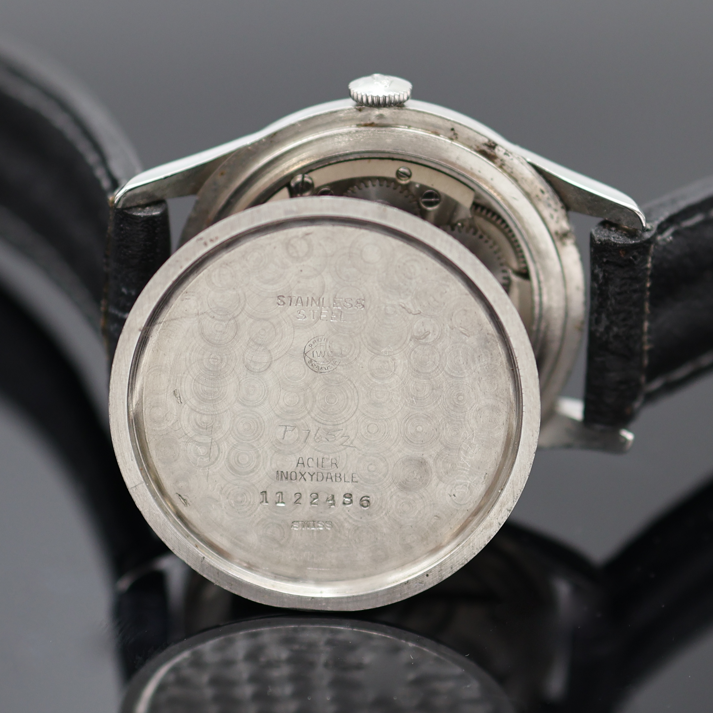 Detail d: IWC Schaffhausen Armbanduhr in Stahl, Schweiz um 1952, Handaufzug, 3-teil. Geh., Boden und Glasrand aufgedr., silb., Zifferbl. altersbed. fl./pat., ...