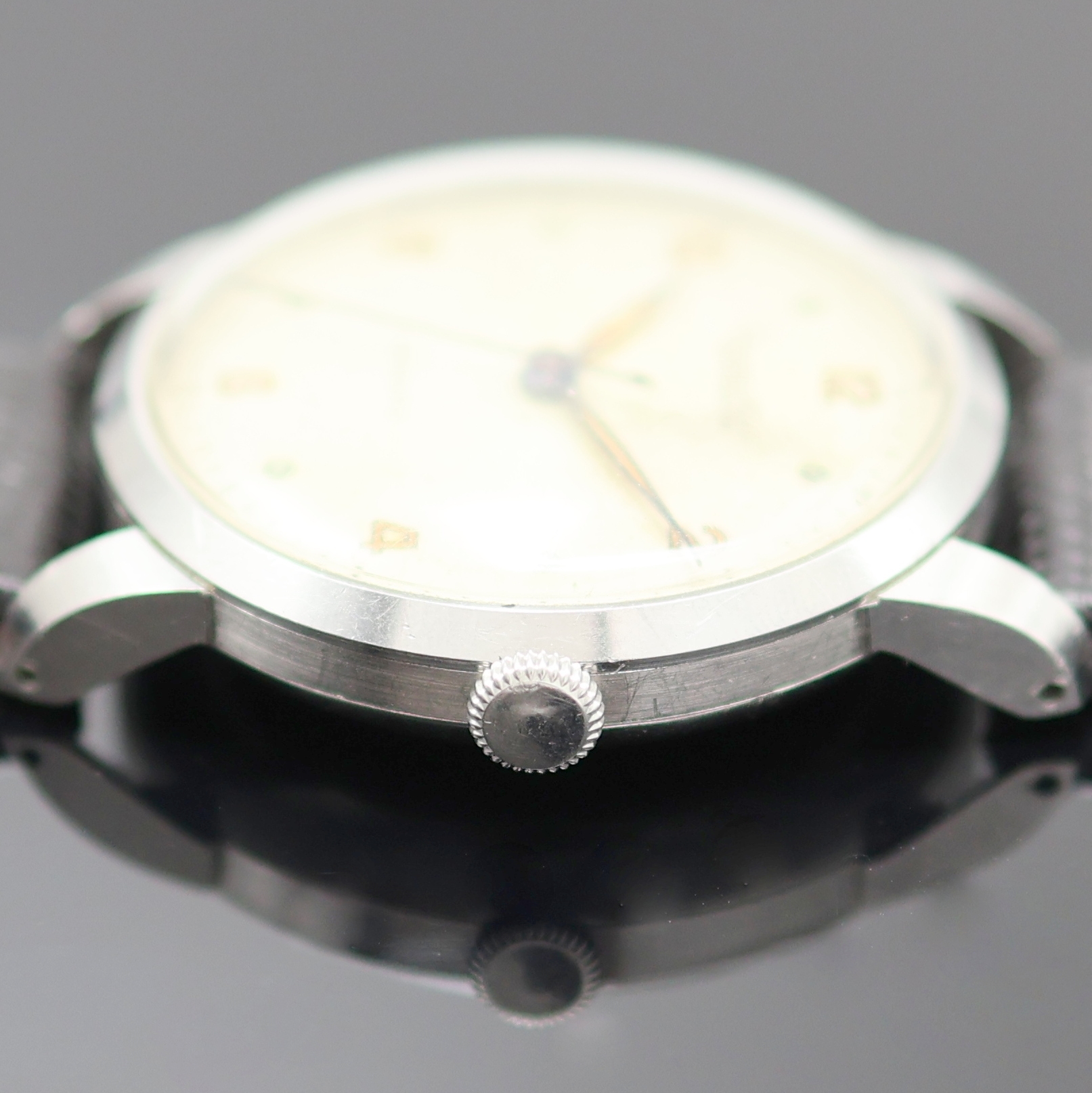 Detail b: IWC Schaffhausen Armbanduhr in Edelstahl, Schweiz um 1951, Automatik, 3-teil. Geh., Boden und Glasrand aufgedr., silb. Zifferbl. m. arab. Zahlen ...