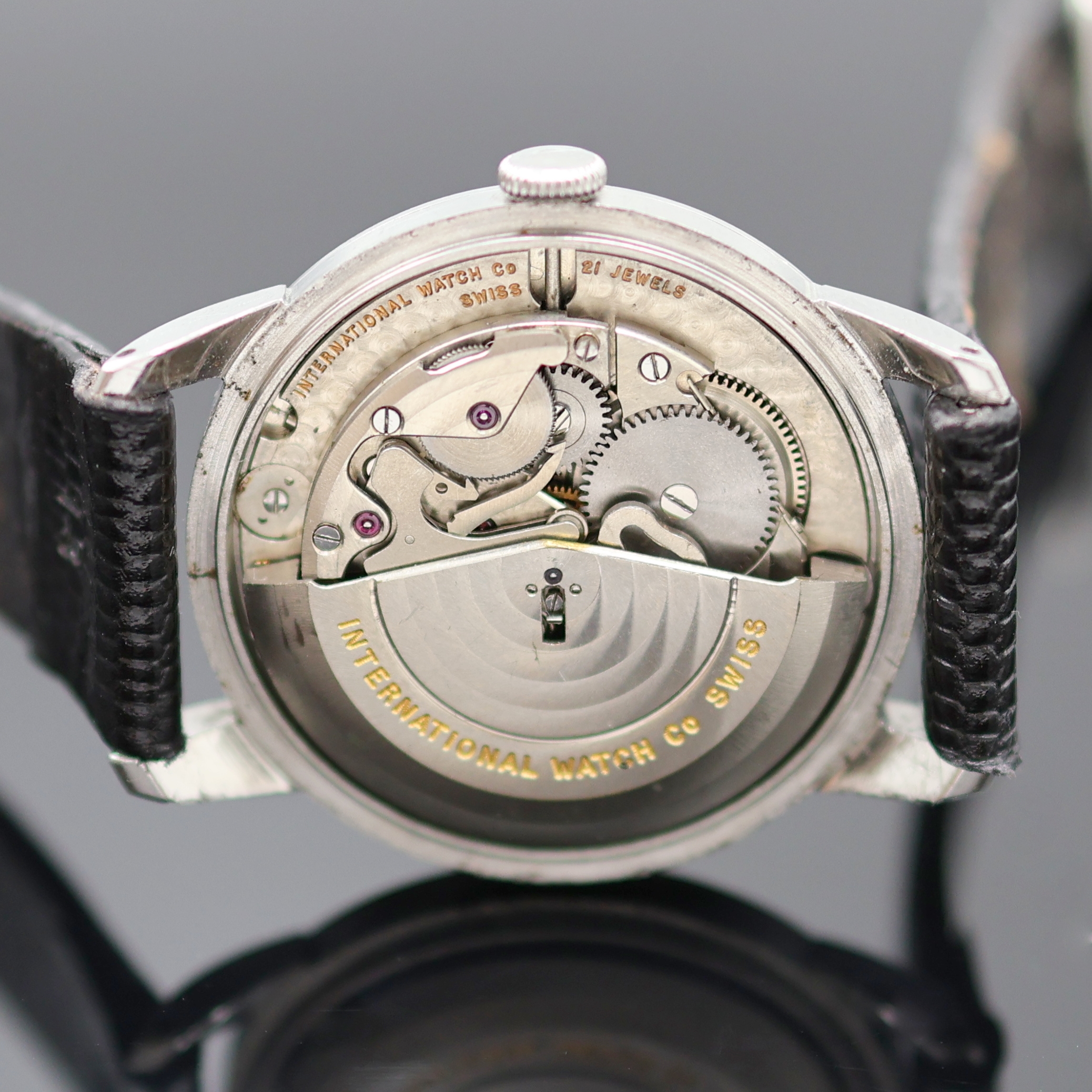 Detail d: IWC Schaffhausen Armbanduhr in Edelstahl, Schweiz um 1951, Automatik, 3-teil. Geh., Boden und Glasrand aufgedr., silb. Zifferbl. m. arab. Zahlen ...