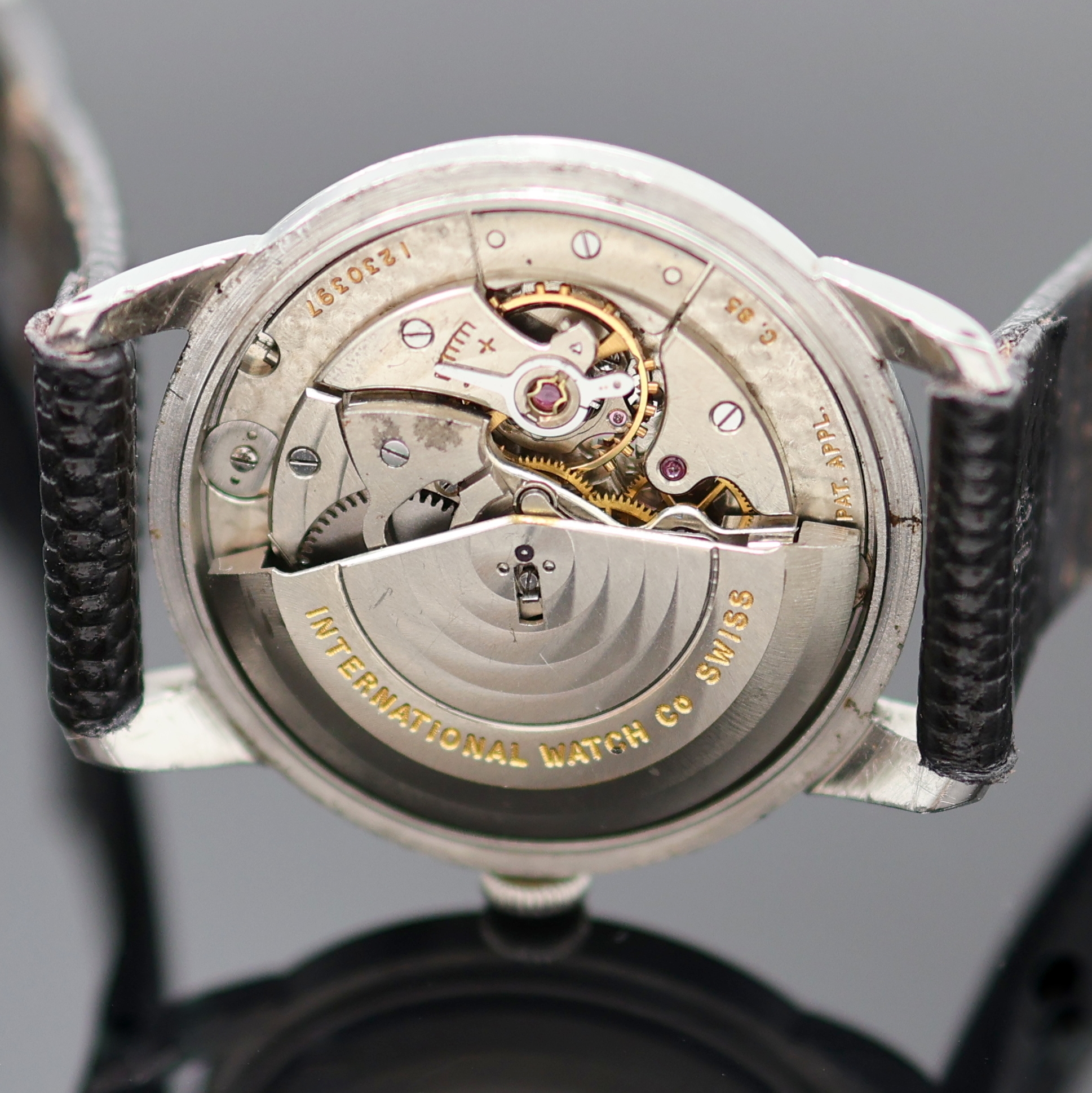 Detail e: IWC Schaffhausen Armbanduhr in Edelstahl, Schweiz um 1951, Automatik, 3-teil. Geh., Boden und Glasrand aufgedr., silb. Zifferbl. m. arab. Zahlen ...