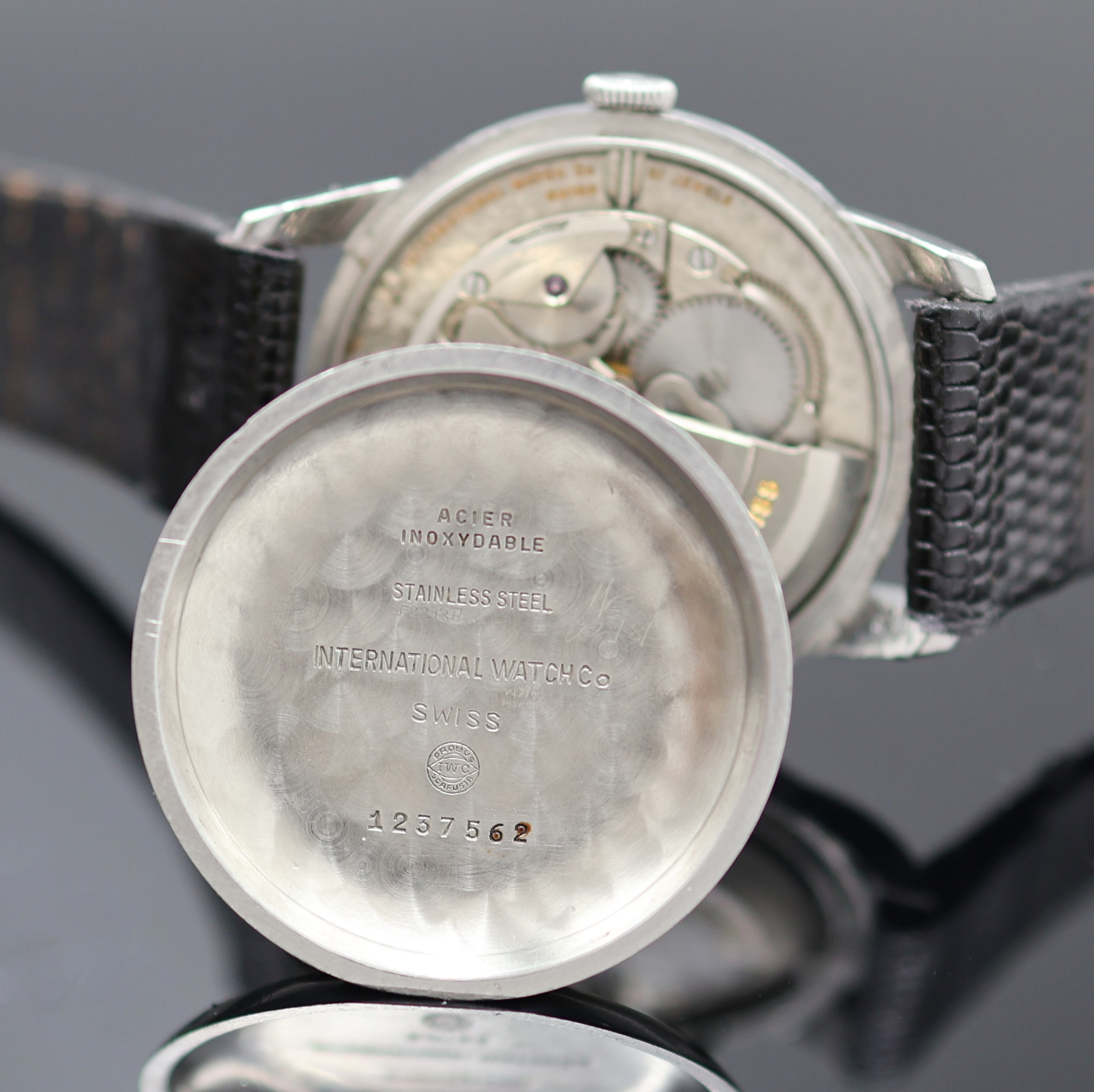 Detail f: IWC Schaffhausen Armbanduhr in Edelstahl, Schweiz um 1951, Automatik, 3-teil. Geh., Boden und Glasrand aufgedr., silb. Zifferbl. m. arab. Zahlen ...