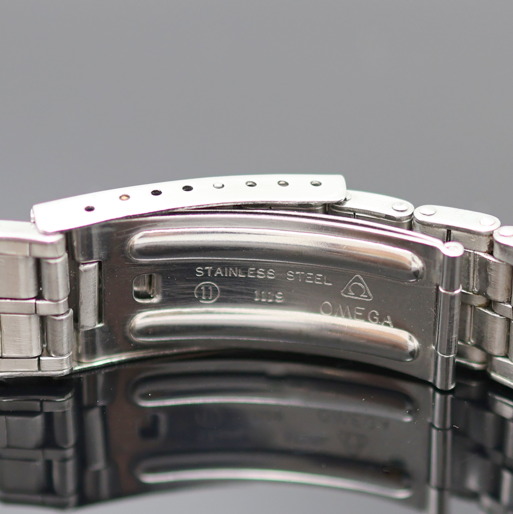 Detail a: OMEGA vintage Gliederband in Edelstahl Referenz 1119 mit Endlinks 143, 1970er Jahre, genietete Bandelemente, Faltschl., Bandanstoß Breite ca. 18 mm, ...