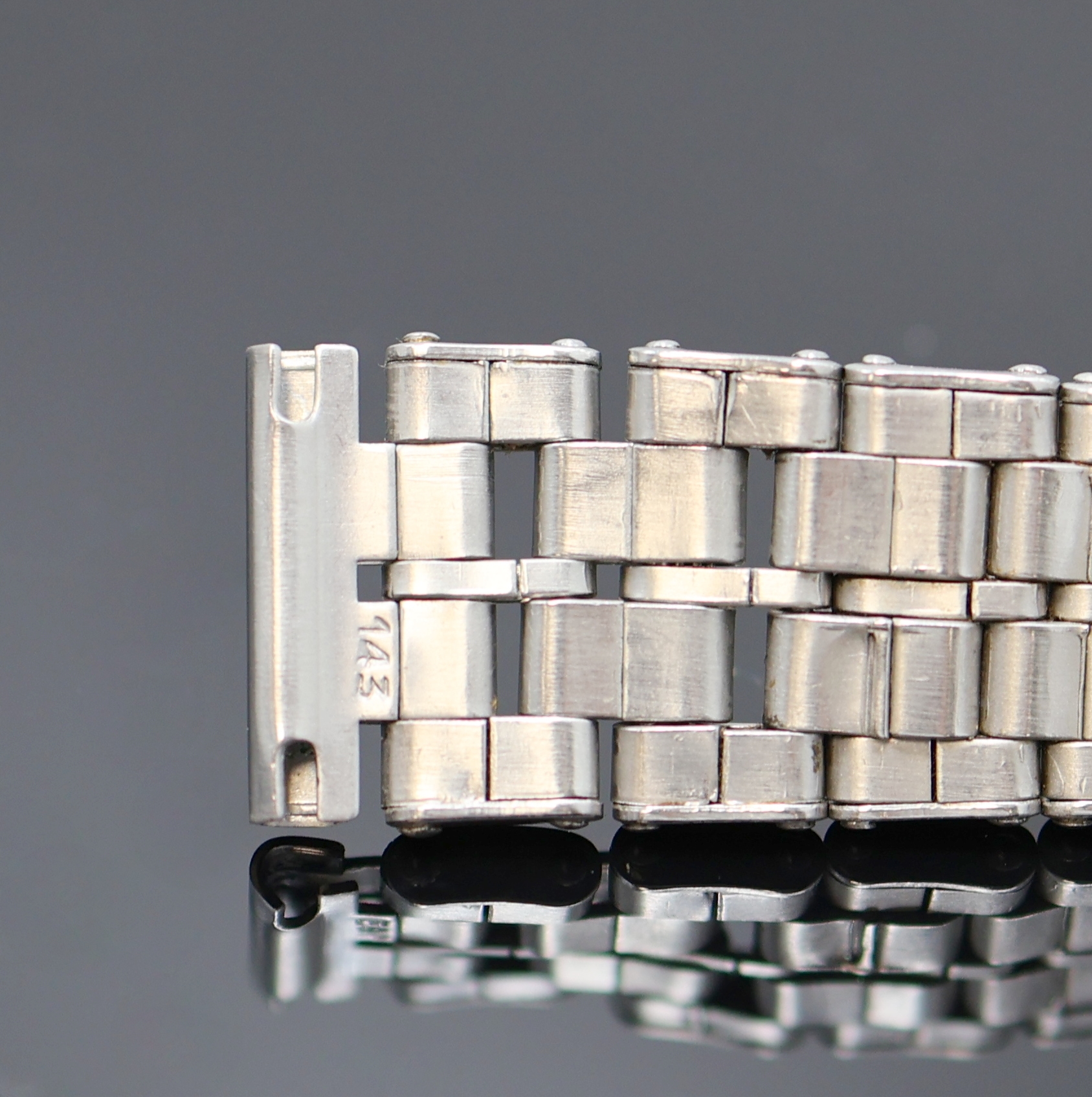 Detail b: OMEGA vintage Gliederband in Edelstahl Referenz 1119 mit Endlinks 143, 1970er Jahre, genietete Bandelemente, Faltschl., Bandanstoß Breite ca. 18 mm, ...