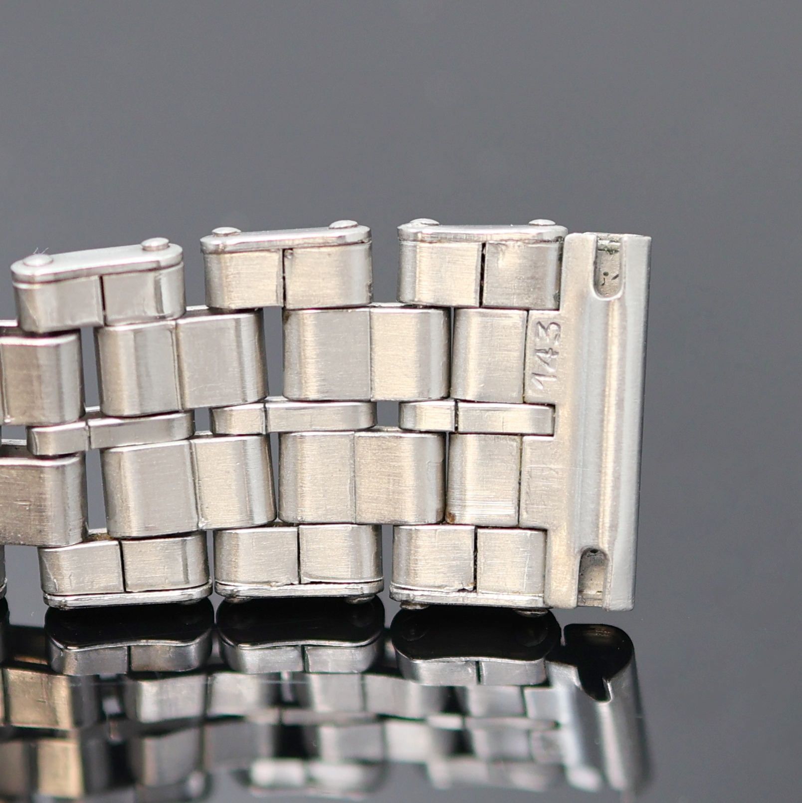 Detail c: OMEGA vintage Gliederband in Edelstahl Referenz 1119 mit Endlinks 143, 1970er Jahre, genietete Bandelemente, Faltschl., Bandanstoß Breite ca. 18 mm, ...