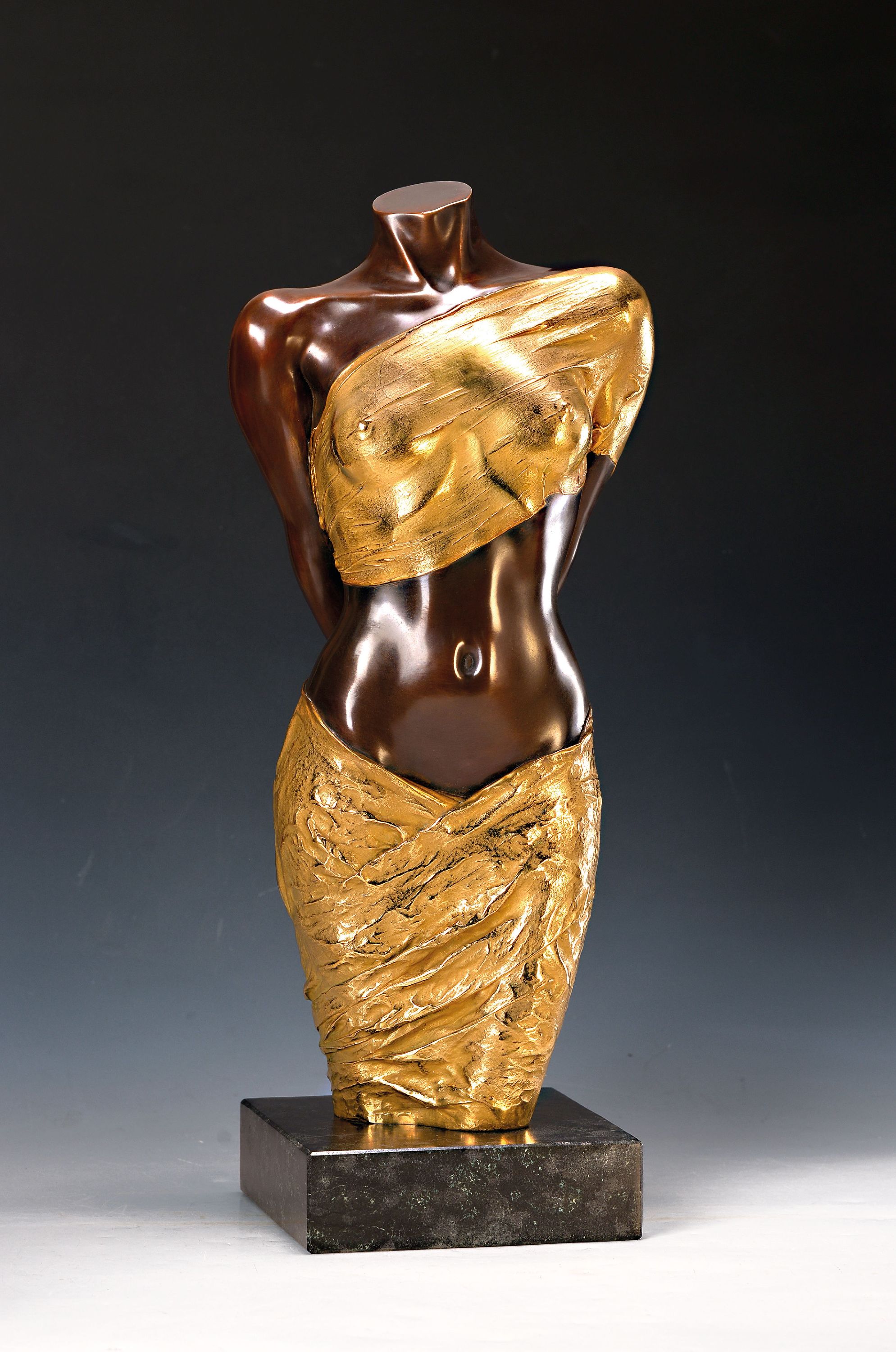 Image 26988336 - Willi Kissmer, 1951-2018, Halb-Akt mit zwei Tüchern, Bronze, teilvergoldet, sign. und ...