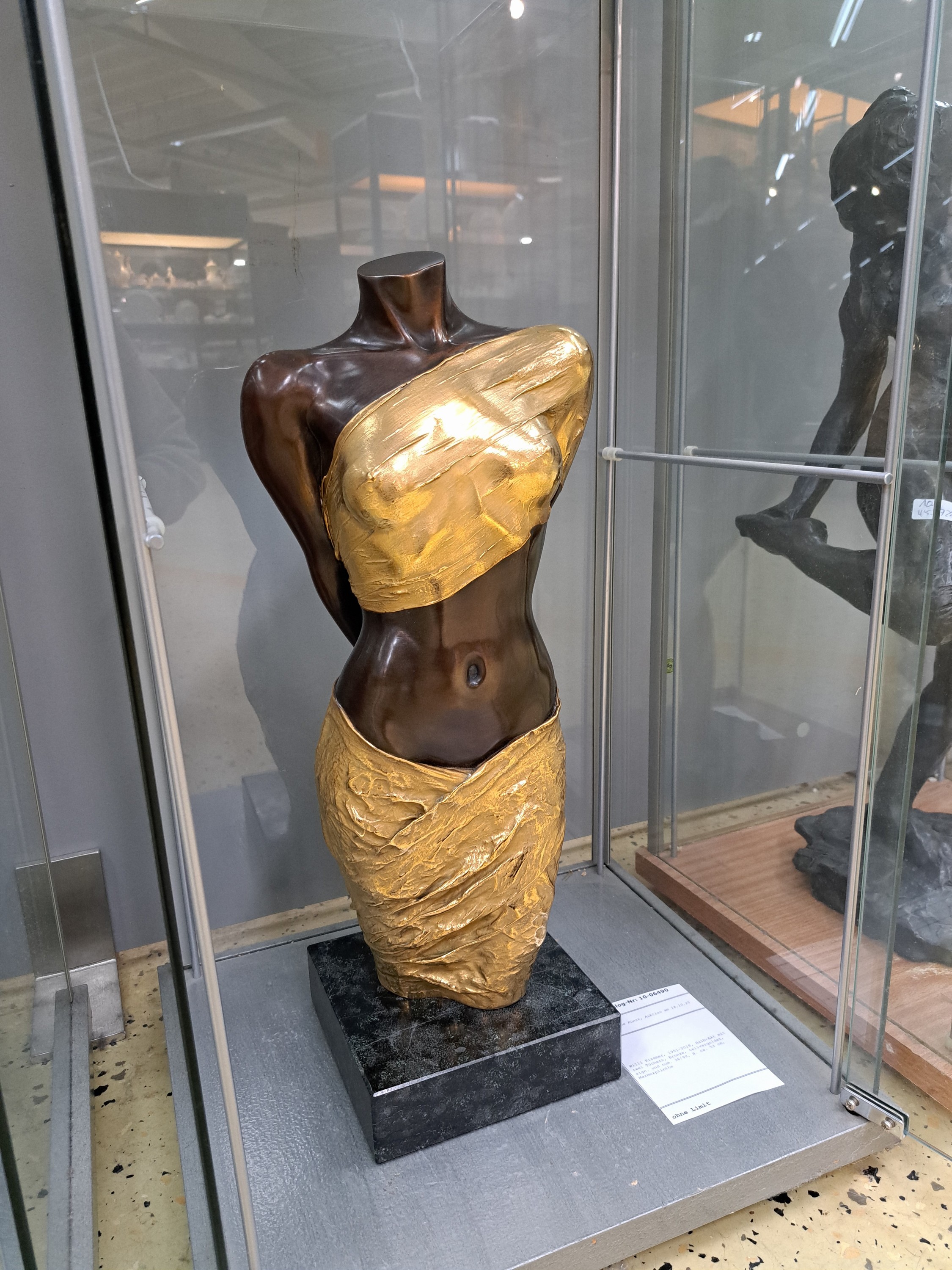 Detail a: Willi Kissmer, 1951-2018, Halb-Akt mit zwei Tüchern, Bronze, teilvergoldet, sign. und num. 36/99, H. ca. 53 cm, Marmorplinthe