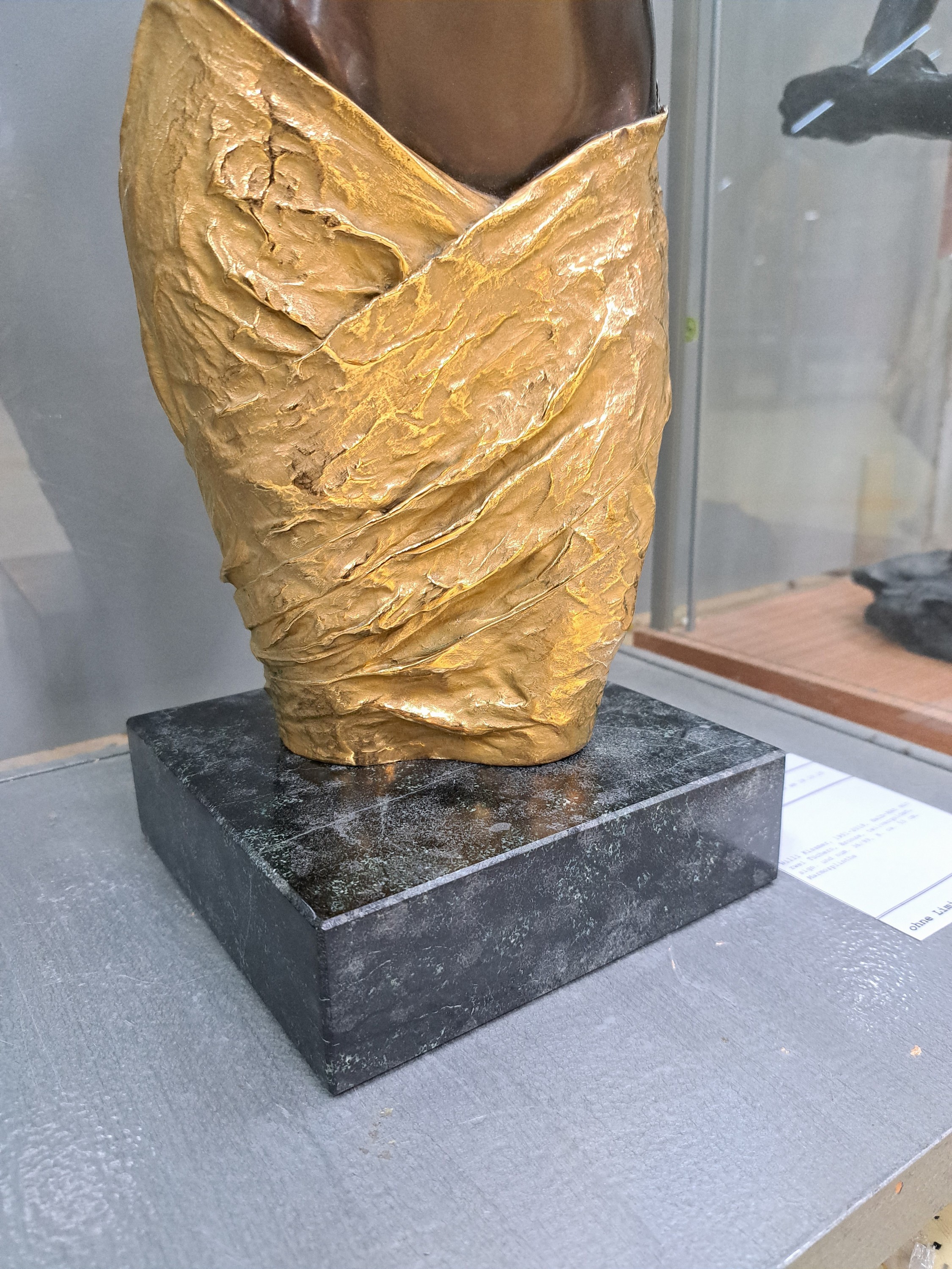 Detail b: Willi Kissmer, 1951-2018, Halb-Akt mit zwei Tüchern, Bronze, teilvergoldet, sign. und num. 36/99, H. ca. 53 cm, Marmorplinthe